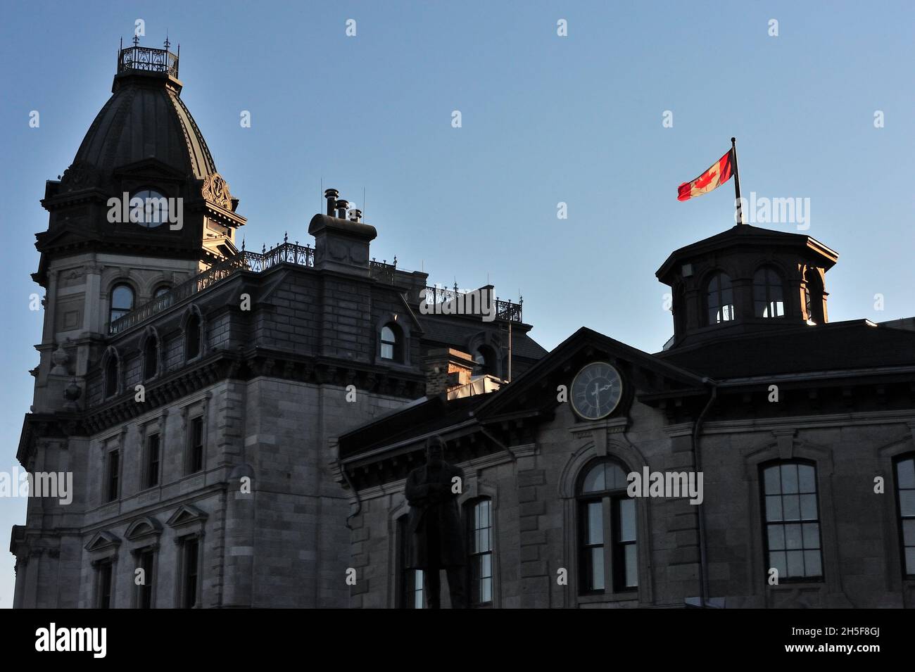 Le monument John Young devant la Société du Vieux-Port de Montréal Banque D'Images