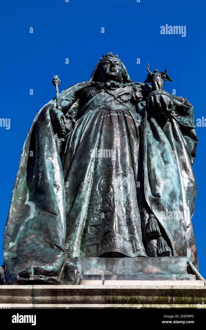 Angleterre, Hampshire, Portsmouth, place Guildhall, statue de la Reine Victoria Banque D'Images