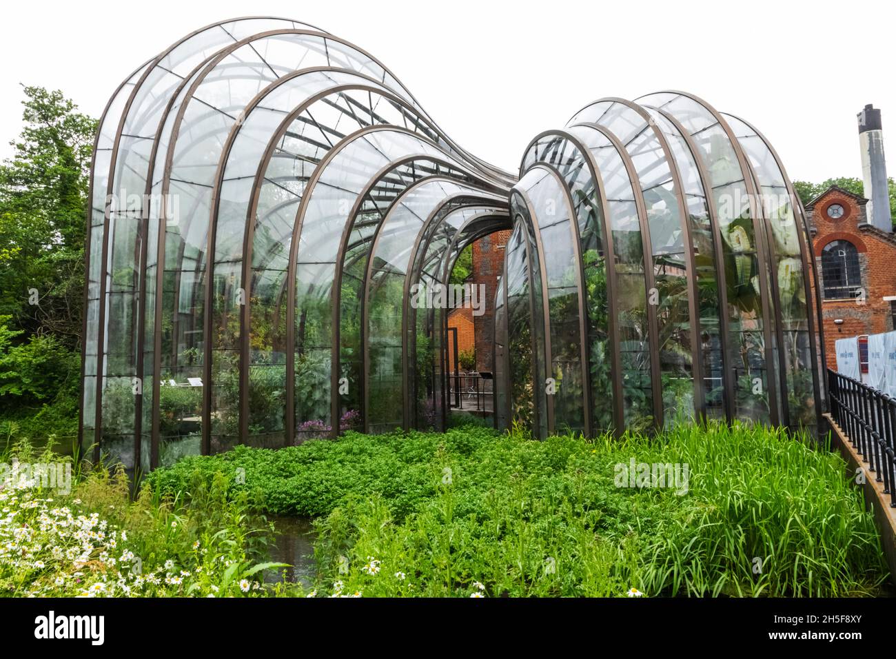 Angleterre, Hampshire, Laverton, Bombay Sapphire Gin Distillery, le Thomas Heatherwick a conçu Botanicals Hothouse Banque D'Images