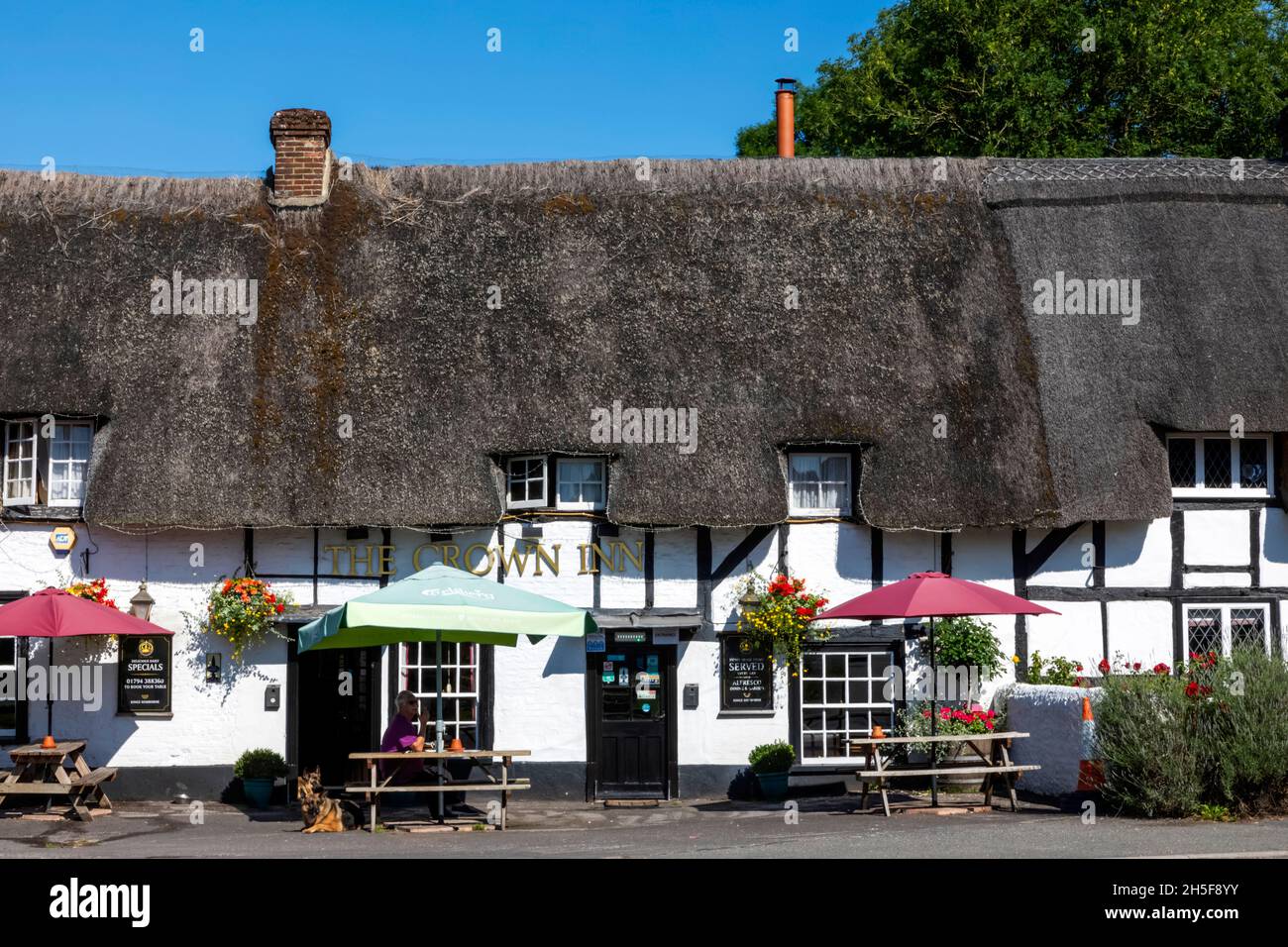 Angleterre, Hampshire, Test Valley, Stockbridge, King's Somborne, Le Crown Inn traditionnel thatched Country Pub Banque D'Images