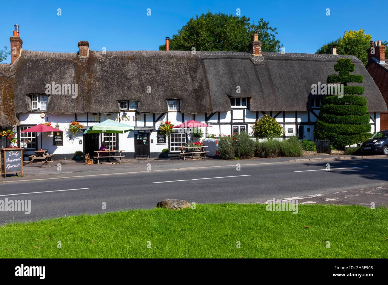 Angleterre, Hampshire, Test Valley, Stockbridge, King's Somborne, Le Crown Inn traditionnel thatched Country Pub et Vider Road Banque D'Images