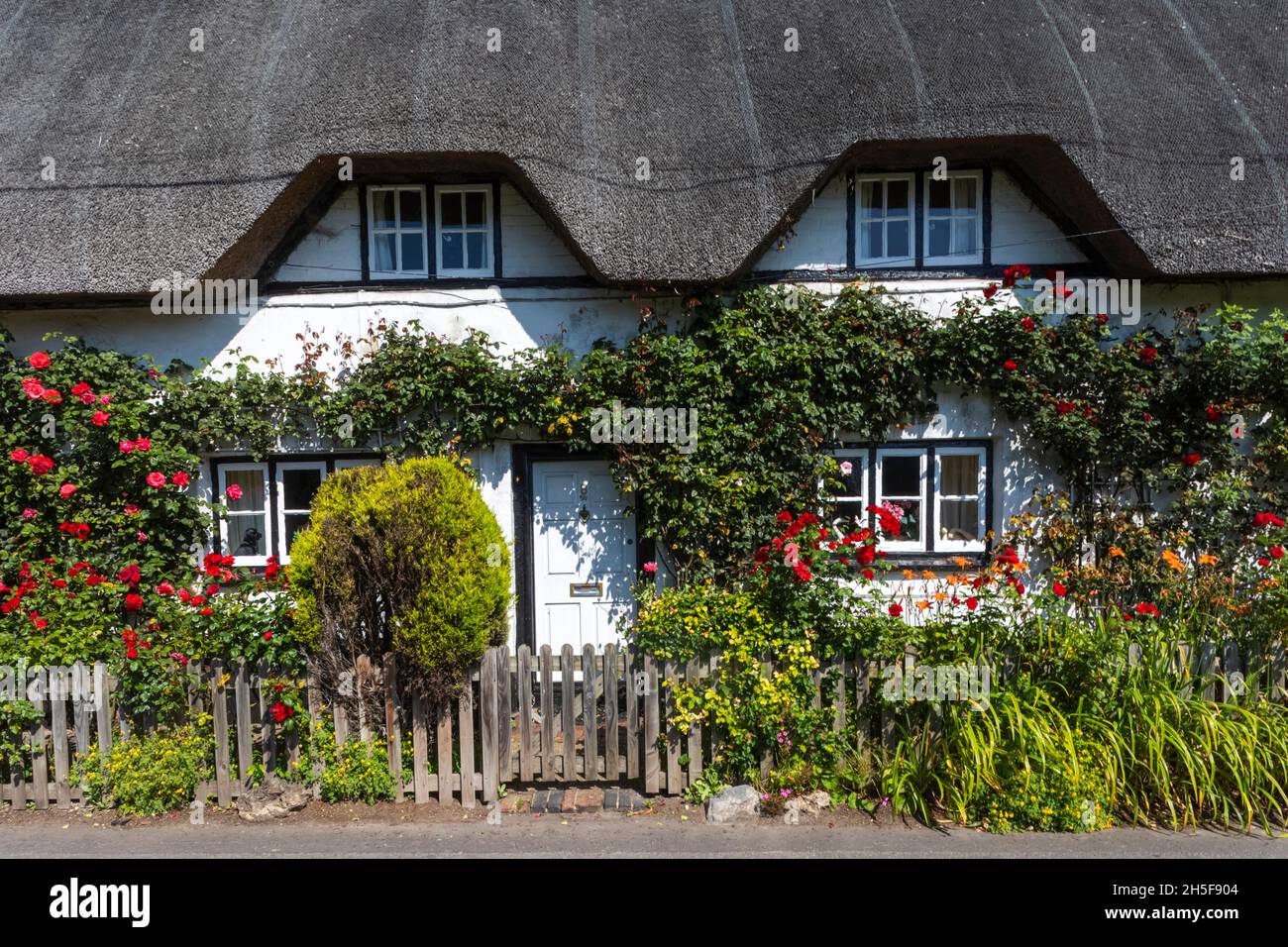 Angleterre, Hampshire, Test Valley, Wherwell, maison de campagne traditionnelle de chaume Banque D'Images