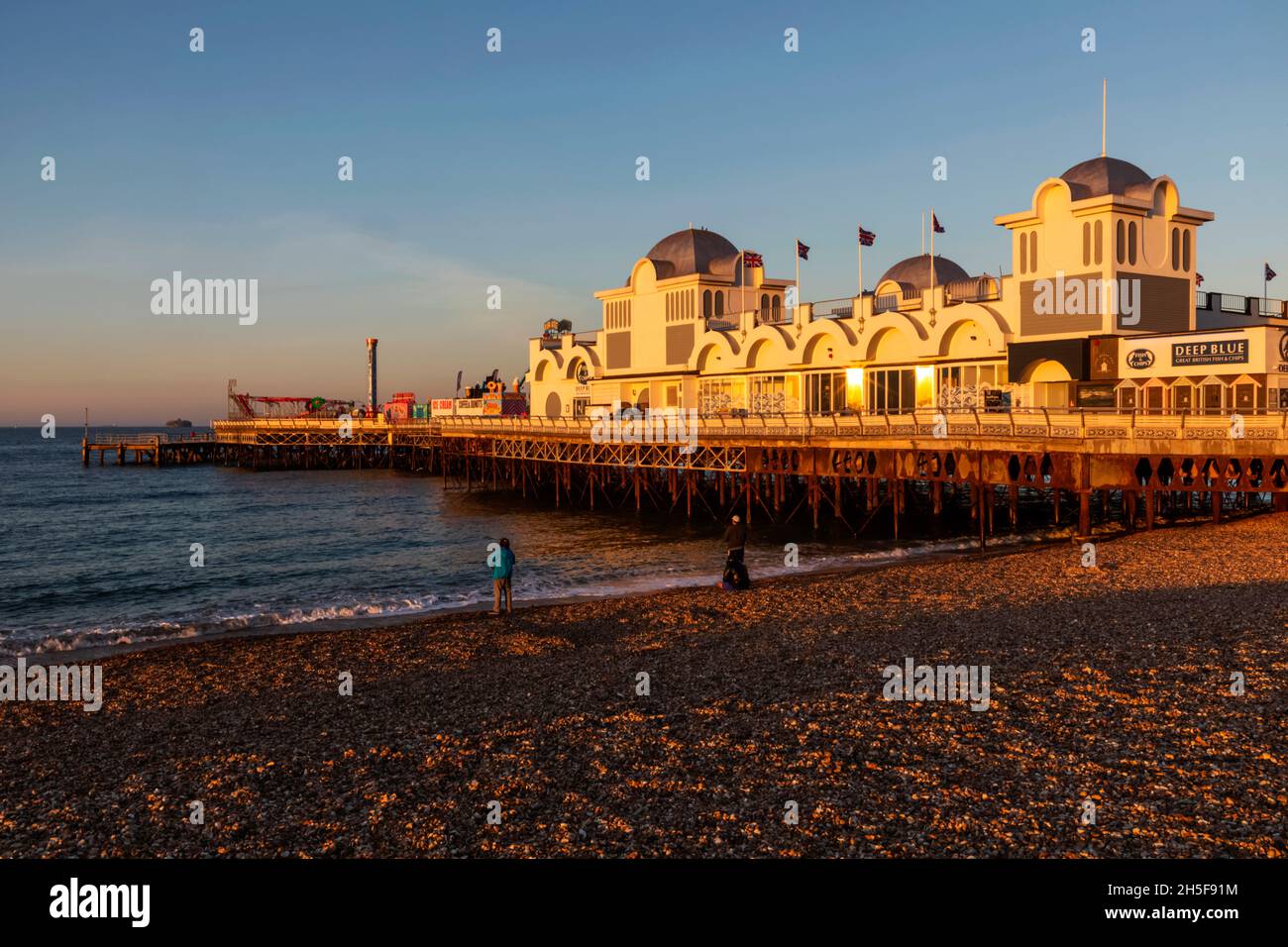 Angleterre, Hampshire, Portsmouth, Southsea, hommes pêche sur la plage en face de Southsea Pier Banque D'Images