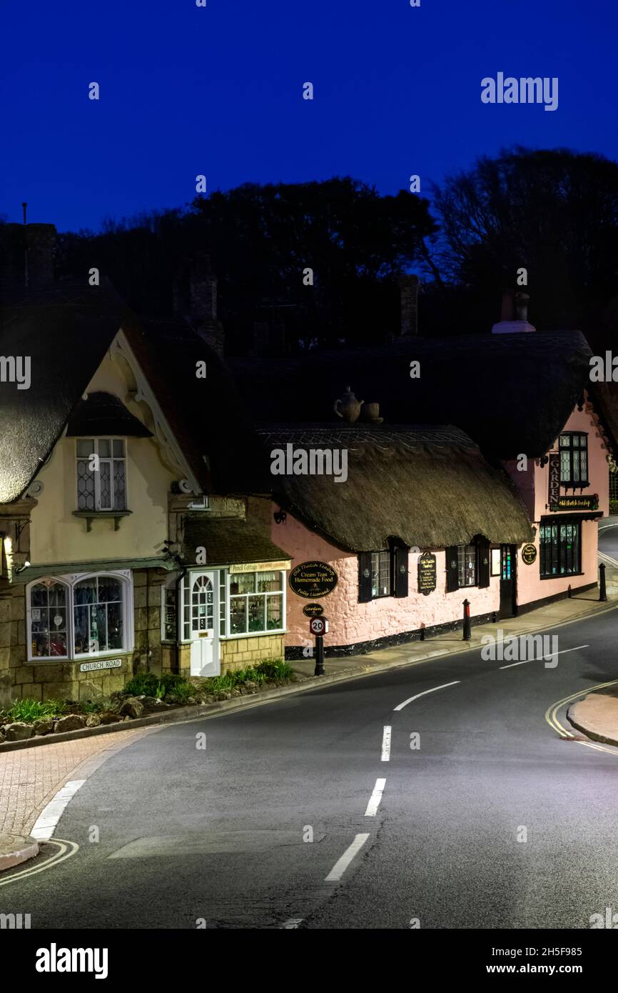 Angleterre, Île de Wight, Shanklin Old Village, bâtiments en chaume et chemin vide Banque D'Images
