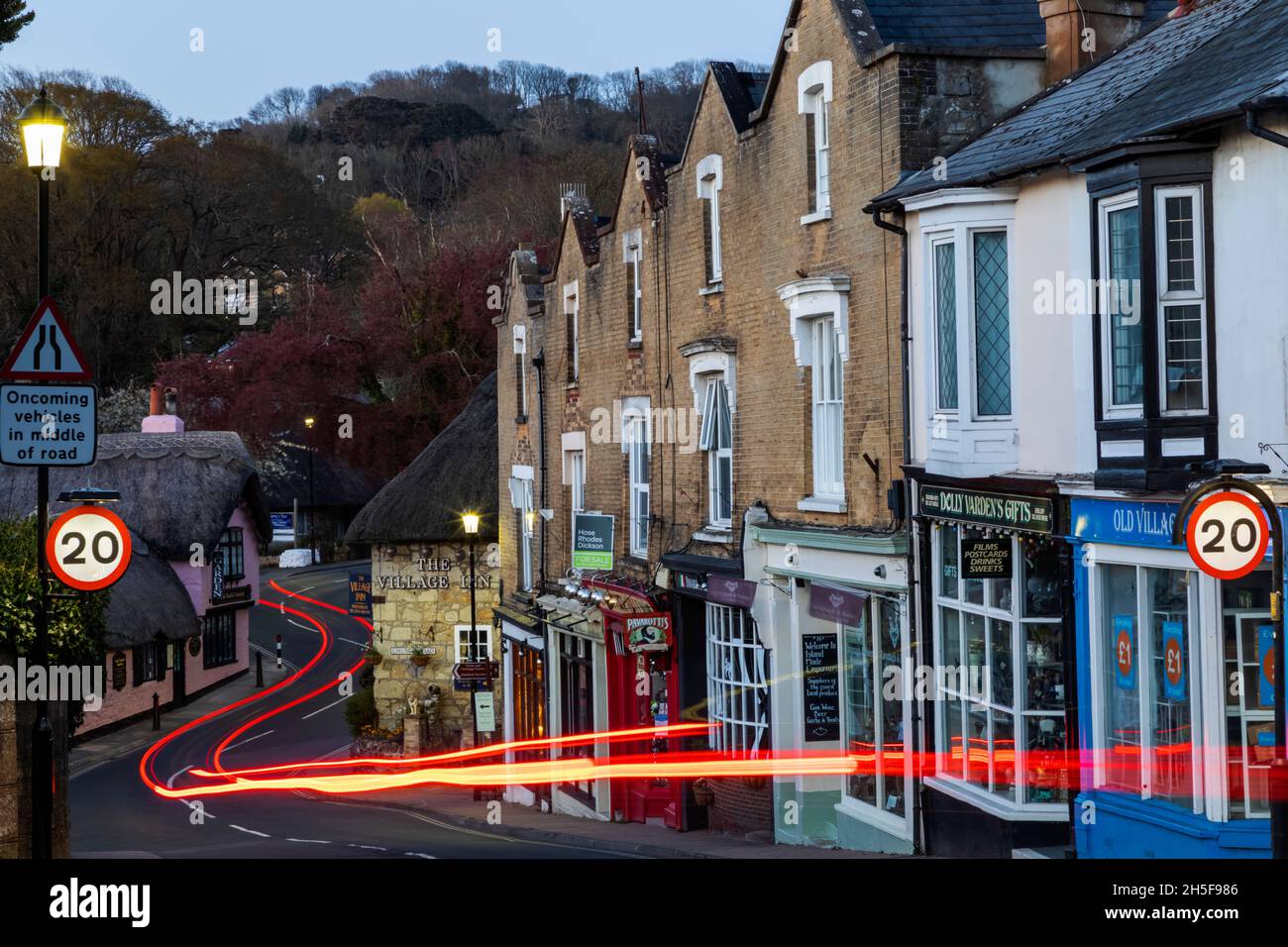 Angleterre, Île de Wight, Shanklin Old Village, rangée de magasins et chemin vide Banque D'Images