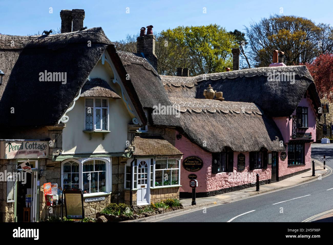 Angleterre, Île de Wight, Shanklin Old Village, bâtiments en chaume et chemin vide Banque D'Images