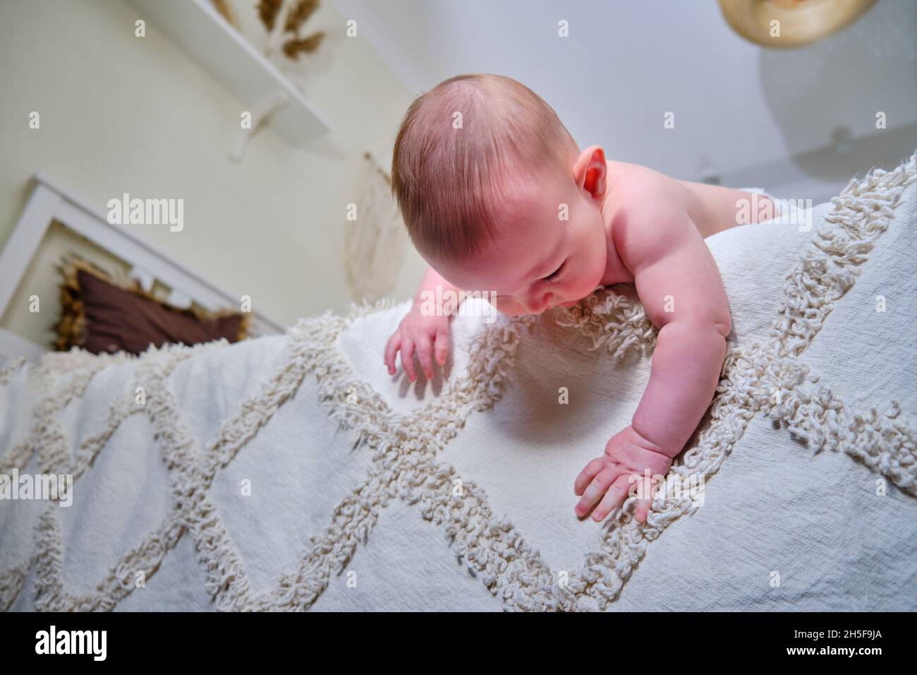 Bébé tombe du lit sans surveillance parentale et peut se blesser, concept  Photo Stock - Alamy