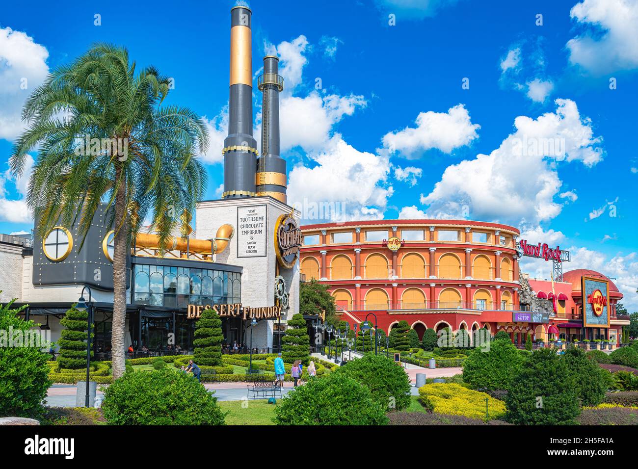 Orlando, Floride États-Unis le 3 novembre 2021. Emporium au chocolat et Hard Rock Cafe sur l'île de l'aventure Banque D'Images