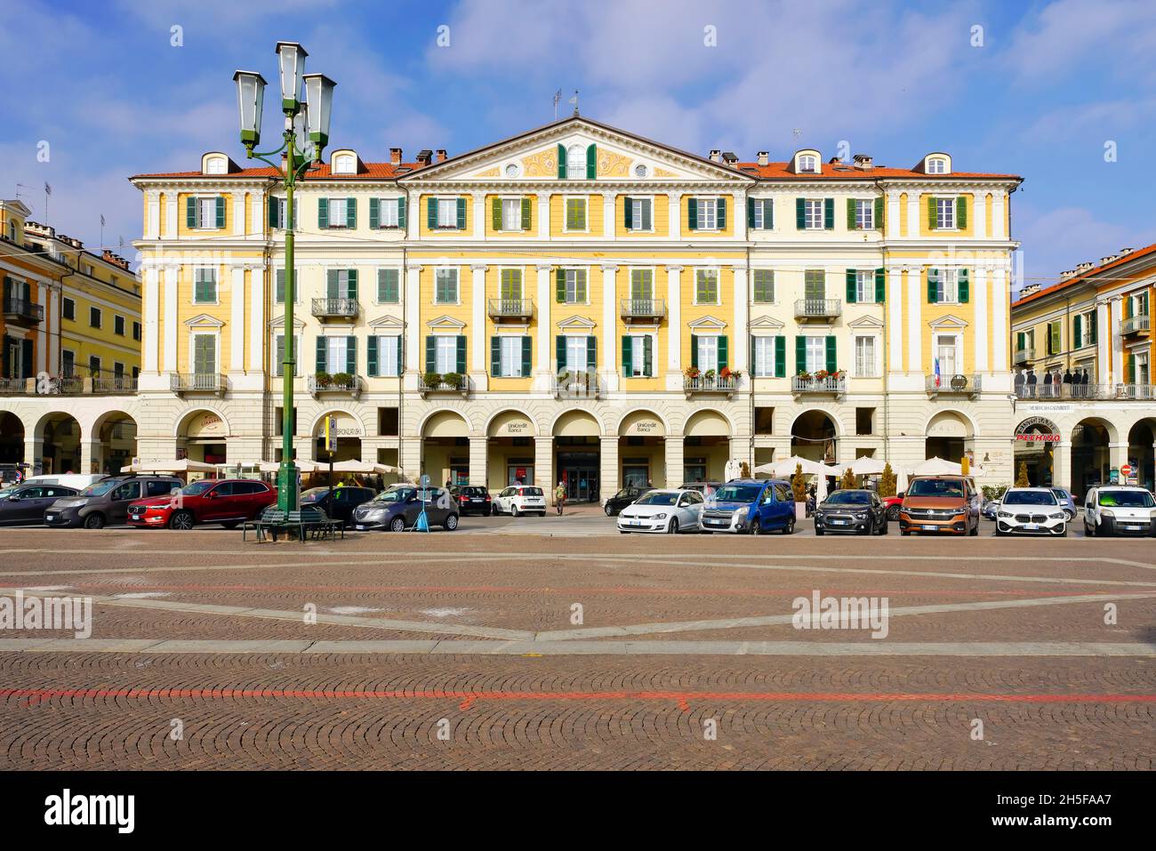 Piazza Tancredi (Duccio) Galimberti, la place principale de Cuneo, est également appelée le salon de Cuneo et a une superficie de près de 24,000 mètres carrés. Banque D'Images