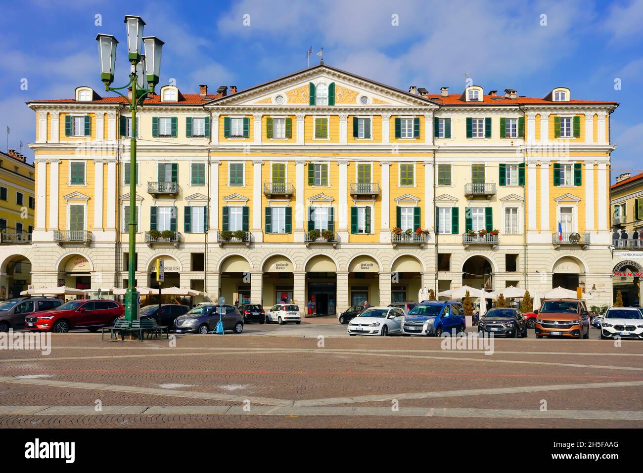 Piazza Tancredi (Duccio) Galimberti, la place principale de Cuneo, est également appelée le salon de Cuneo et a une superficie de près de 24,000 mètres carrés. Banque D'Images