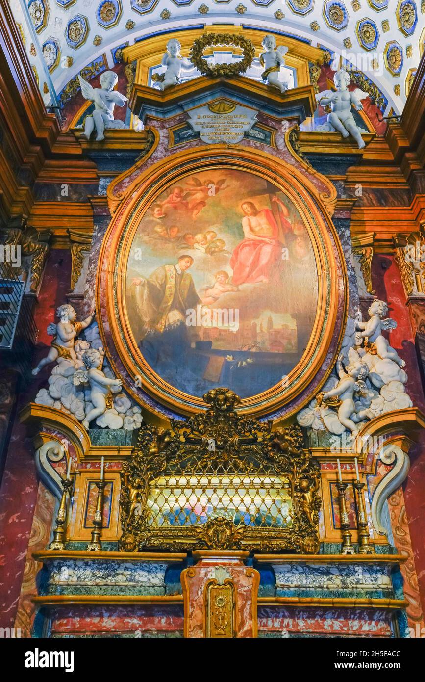 Reliques dans la chapelle de San Giovenale de la cathédrale de Saint Mary, Saint Juvenal à Fossano, Provincia di Cuneo, Italie. la tour de cloche, cependant, date de Banque D'Images