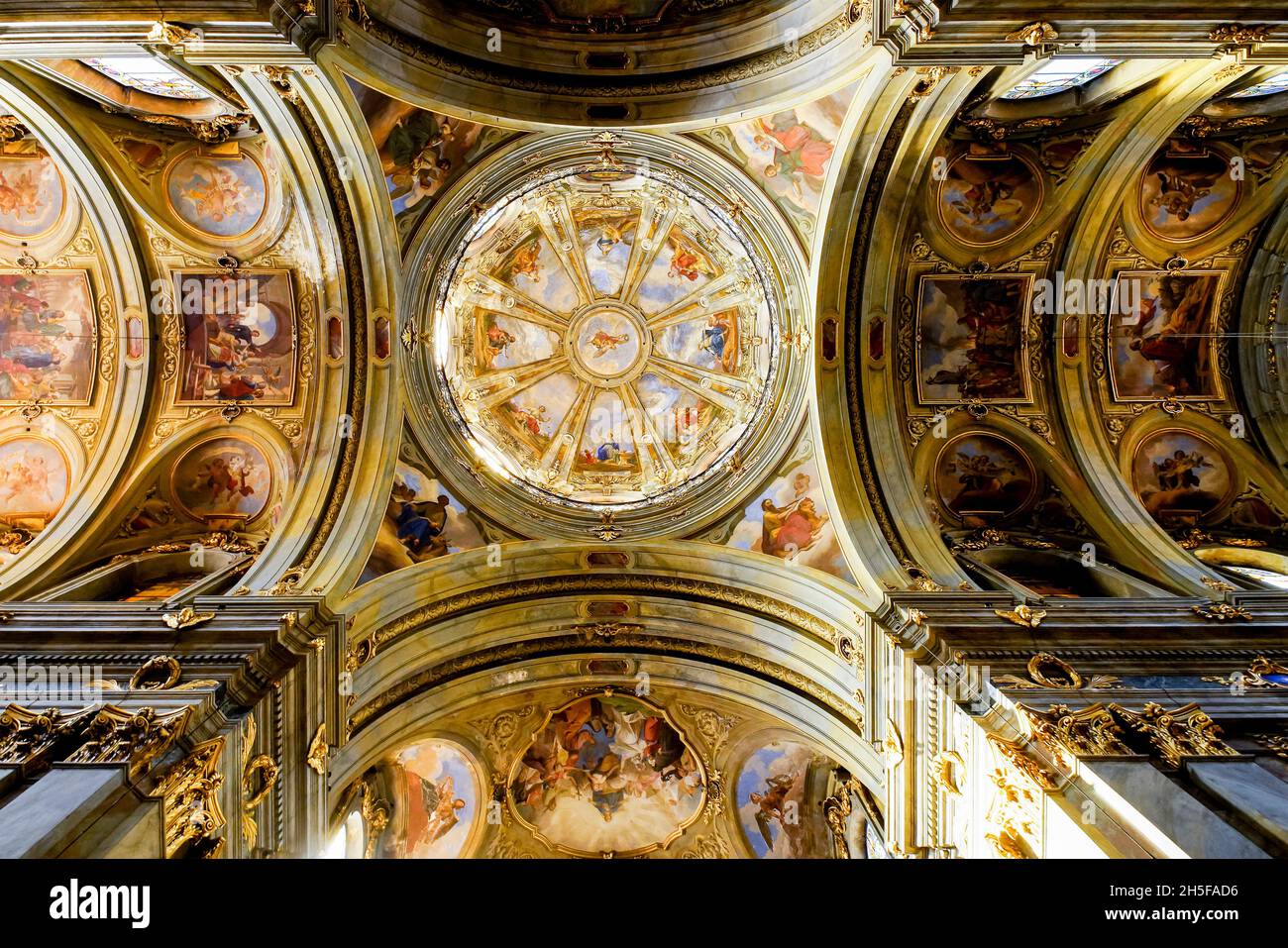 Les fresques de la coupole de la Cathédrale Saint Marie, Saint Juvenal à Fossano, Provincia di Cuneo, Italie. la tour de cloche, cependant, remonte à la 15t Banque D'Images