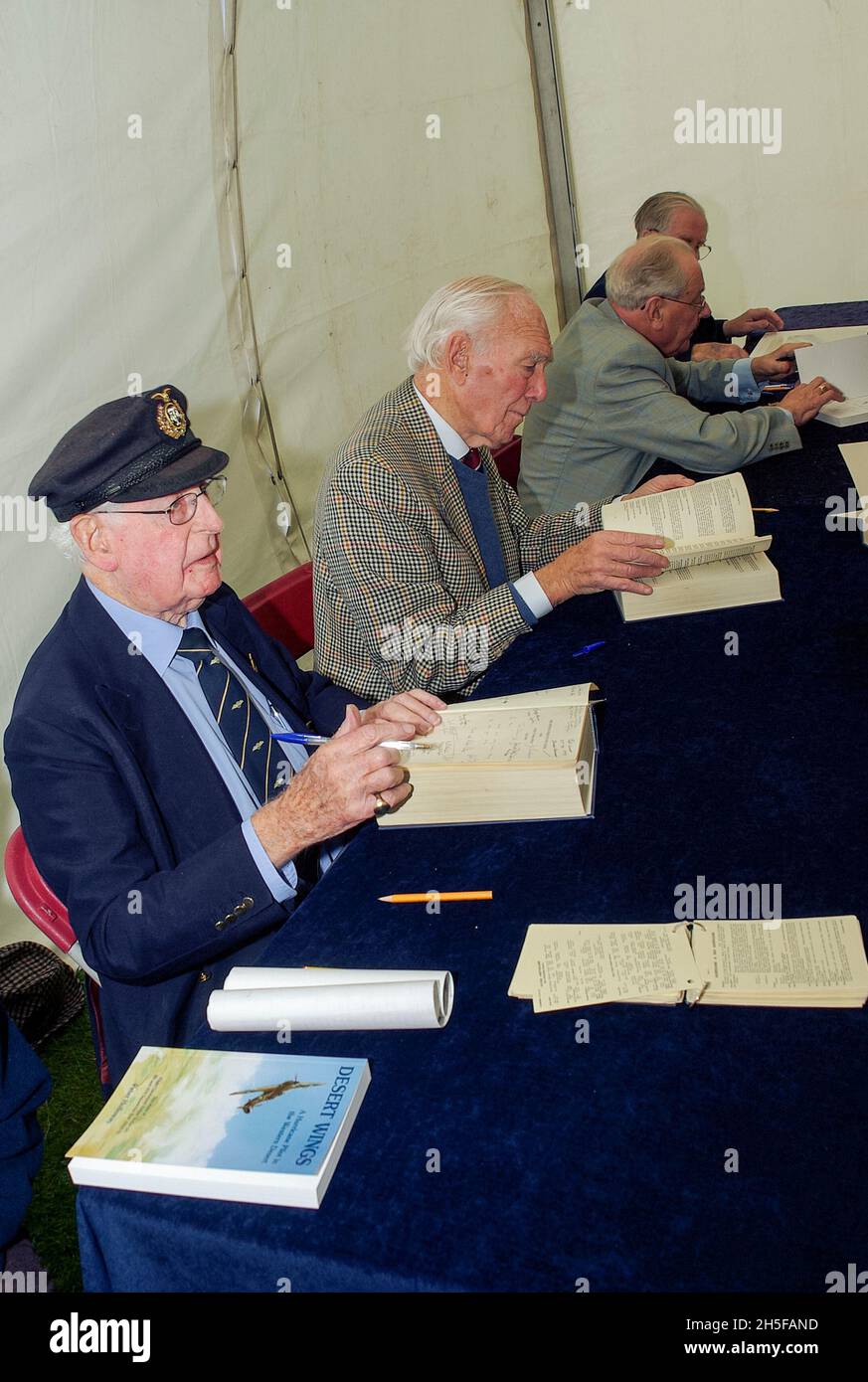 Des pilotes de la RAF de guerre vétérans lors d'un événement de signature de livre.Les pilotes de la Royal Air Force Wing âgés signent des livres Banque D'Images