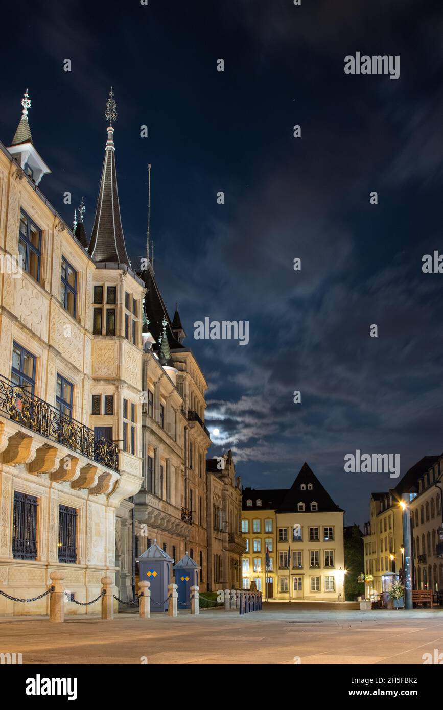 LUXEMBOURG VILLE, LUXEMBOURG - SEPTEMBRE 19 2021 : vue nocturne de l'avant du Grand Palais Ducal avec un ciel nuageux et une lune presque complète Banque D'Images