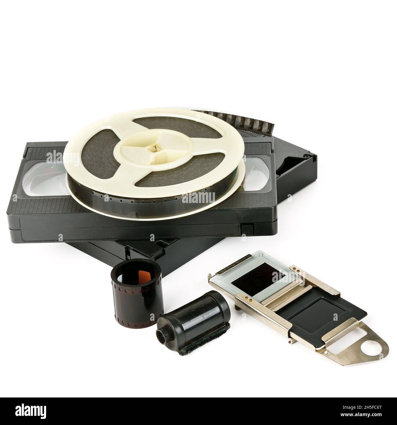 Cassettes vidéo, films et diapositives isolés sur fond blanc.Équipement de cinéma rétro. Banque D'Images