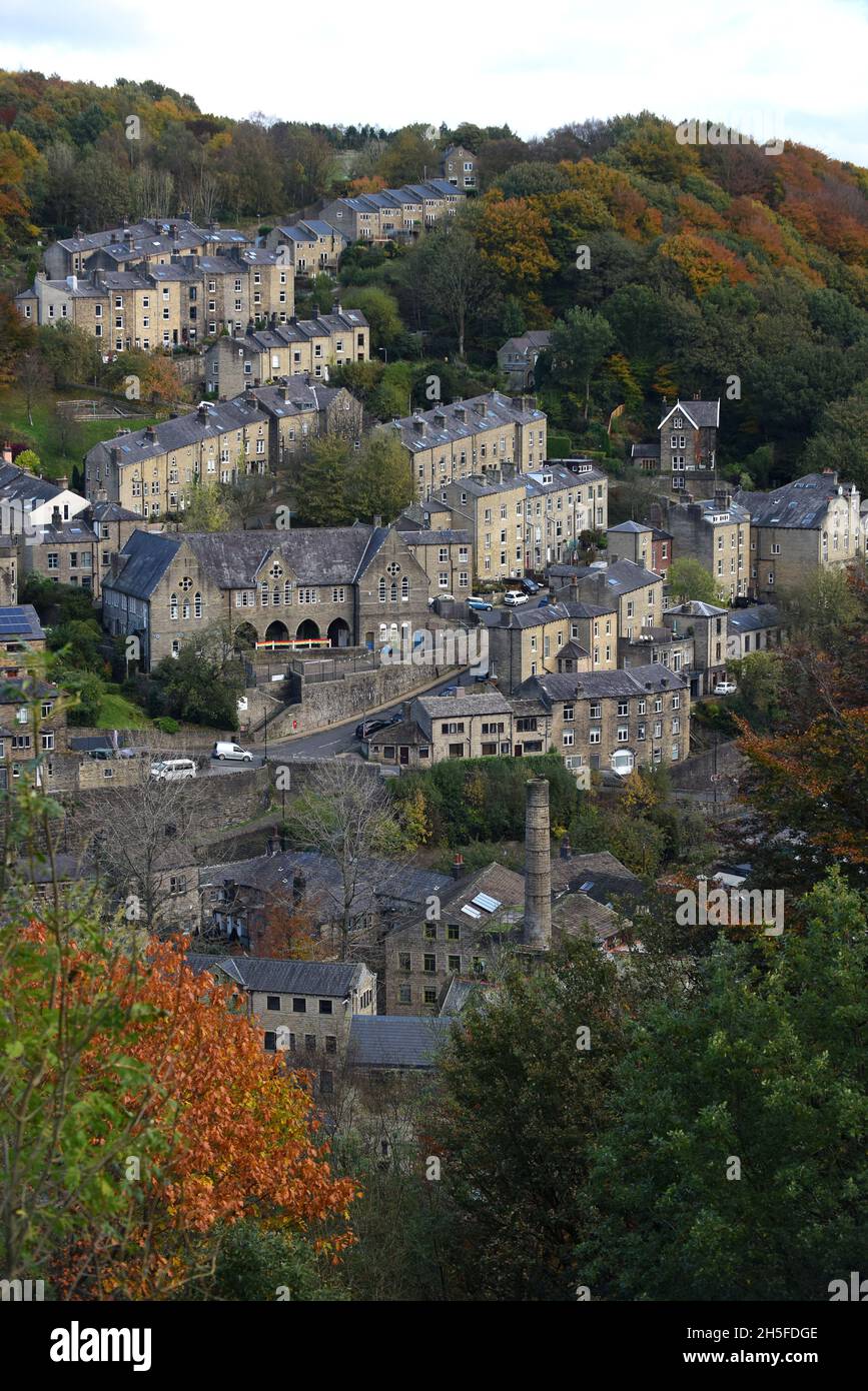 Hebden Bridge dans la vallée supérieure du Calder dans le West Yorkshire, Angleterre, Royaume-Uni. Vue aérienne Banque D'Images