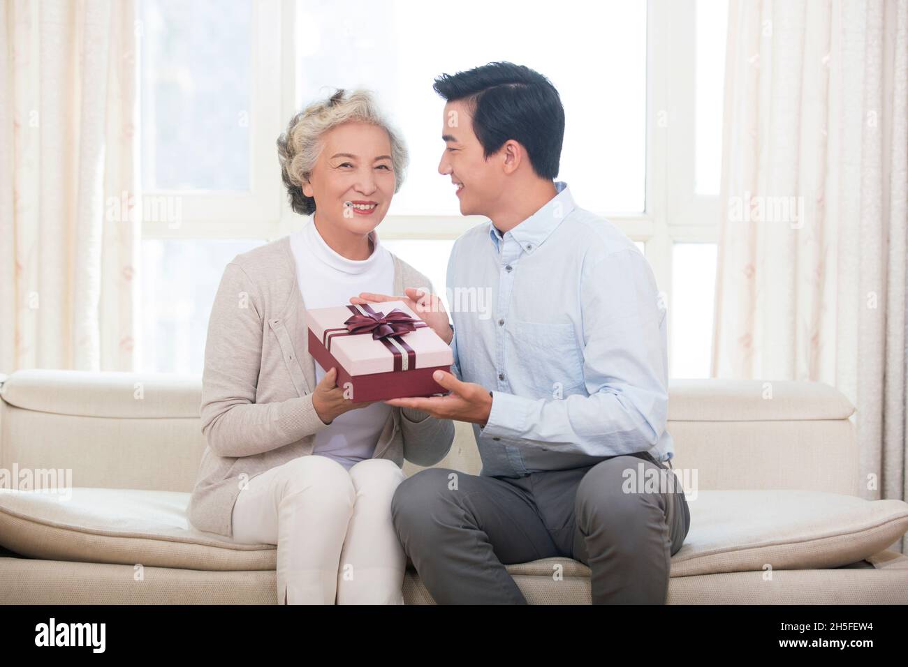 Bonne mère et fils et cadeaux Banque D'Images