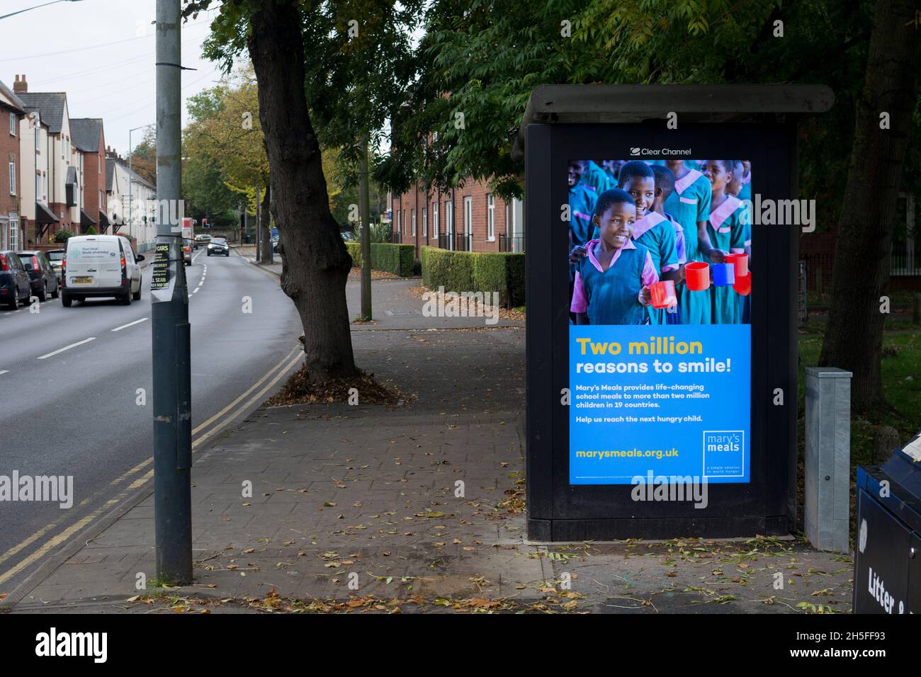 Publicité pour abri de bus lumineux Clear Channel, Warwick, Royaume-Uni Banque D'Images