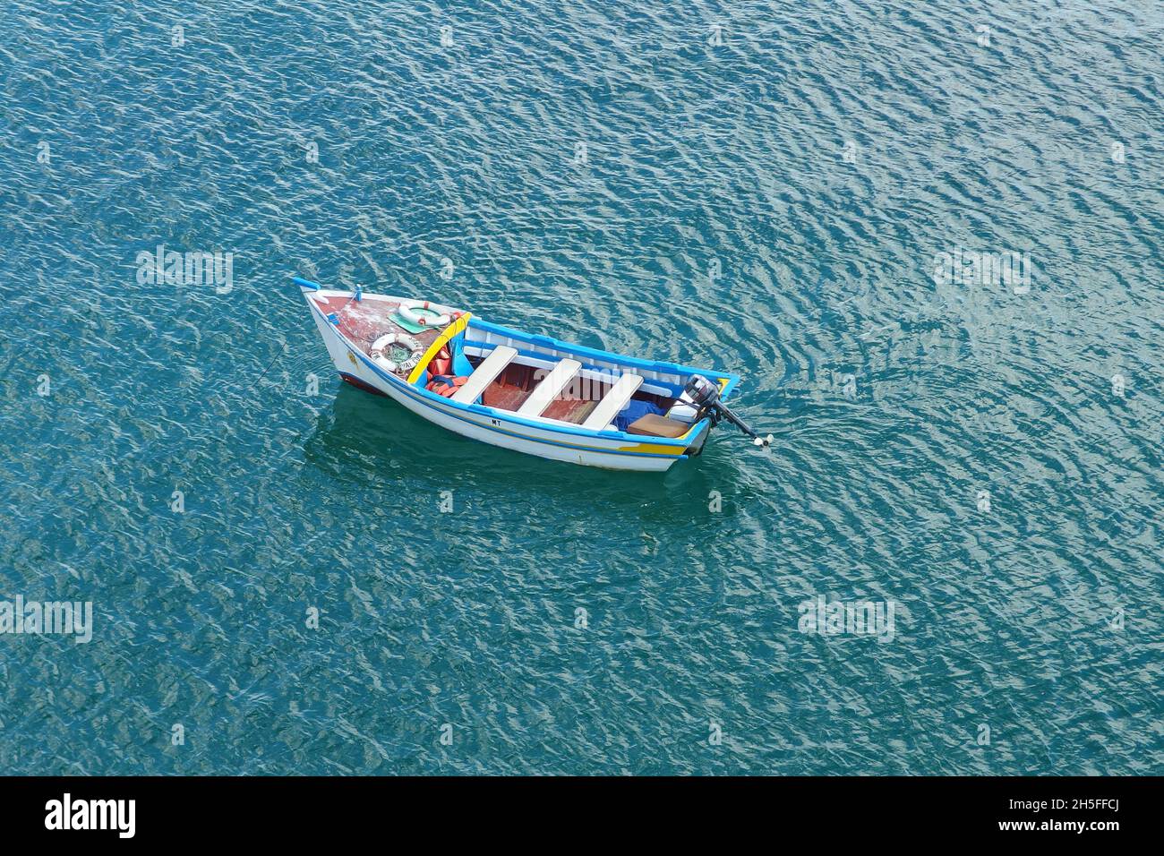 Un bateau de pêche coloré dans la mer de Crète Banque D'Images