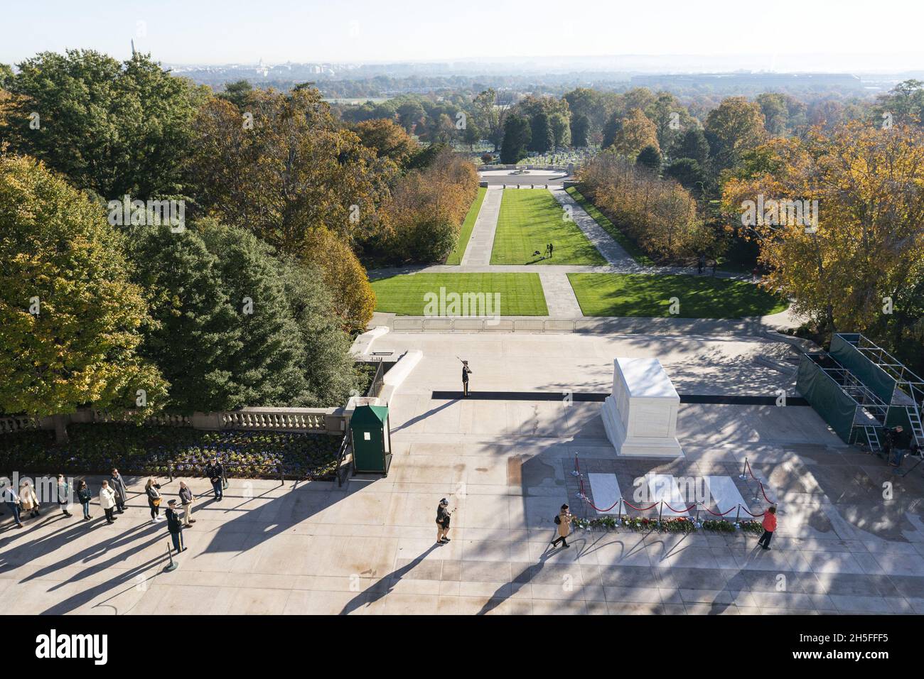Arlington, États-Unis.09ème novembre 2021.Les gens placent des fleurs lors d'un événement de commémoration du centenaire à la tombe du soldat inconnu, au cimetière national d'Arlington, à Arlington, en Virginie, le 9 novembre 2021.Photo de piscine par Alex Brandon/UPI crédit: UPI/Alay Live News Banque D'Images