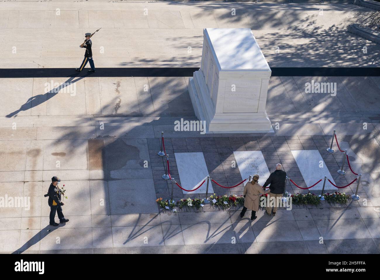 Arlington, États-Unis.09ème novembre 2021.Les gens placent des fleurs lors d'un événement de commémoration du centenaire à la tombe du soldat inconnu, au cimetière national d'Arlington, à Arlington, en Virginie, le 9 novembre 2021.Photo de piscine par Alex Brandon/UPI crédit: UPI/Alay Live News Banque D'Images