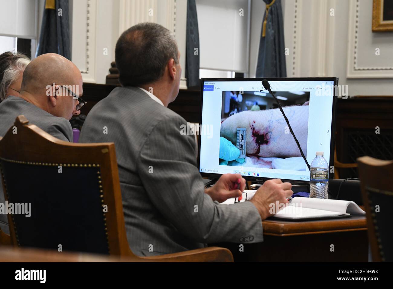 Kenosha, Wisconsin, États-Unis.9 novembre 2021.COREY CHIRAFISI, avocats de la défense, a quitté et MARK RICHARDS en tant que Dr. P. Douglas Kelley du Milwaukee County Medical Examiners Office, témoigne de l'autopsie qu'il a effectuée sur Anthony Huber, pendant le procès Kyle Rittenhouse à Kenosha (Wisconsin) circuit court le mardi 9 novembre 2021.Rittenhouse fait face à sept accusations, y compris un chef d'accusation pour homicide intentionnel au premier degré, homicide inconsidéré au premier degré et tentative d'homicide intentionnel au premier degré.Rittenhouse, puis 17 ans, a tiré trois personnes, dont deux fatalement pendant les troubles qui ont suivi Banque D'Images