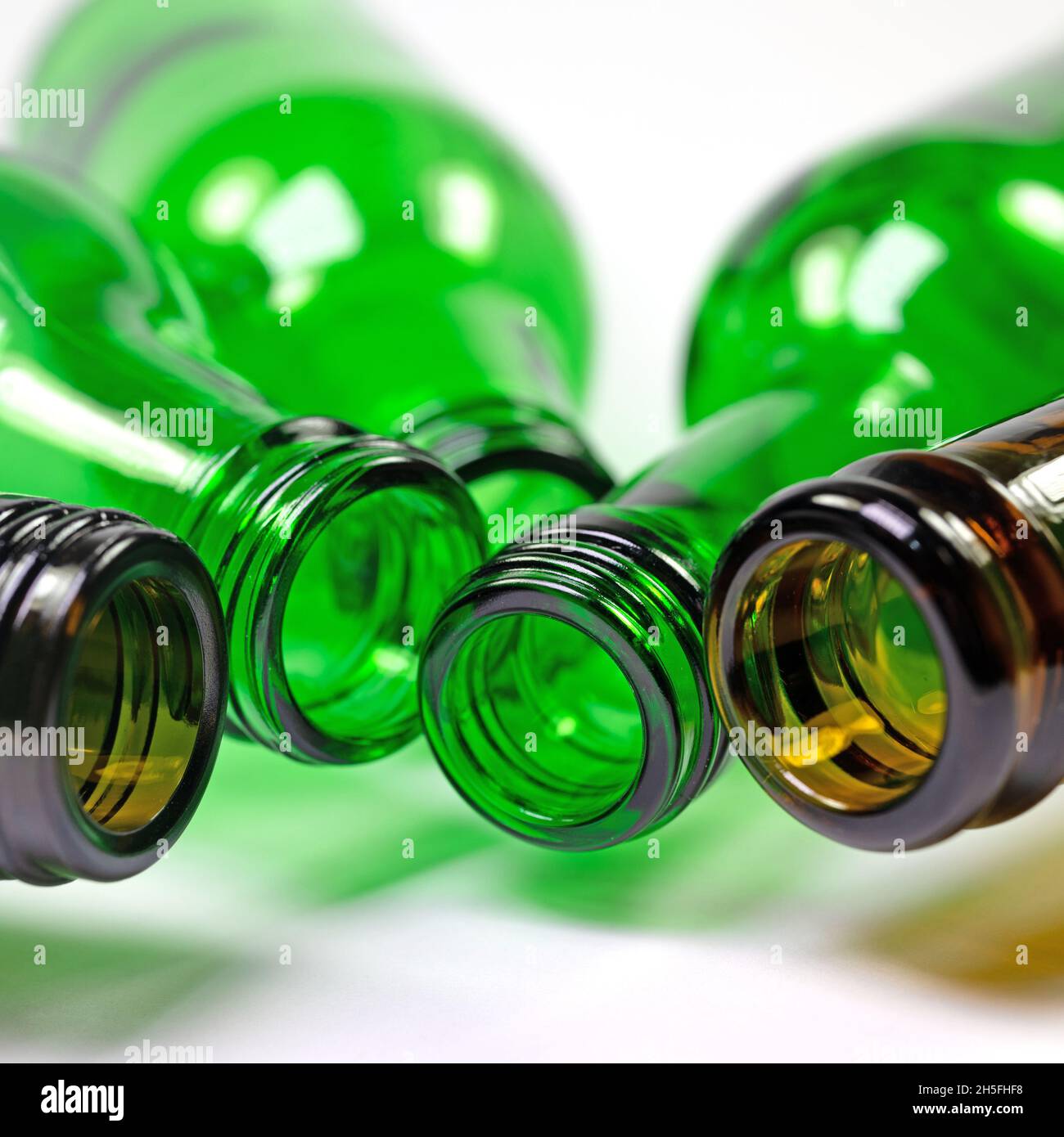 Vider les bouteilles en verre dans les couleurs vert et marron Banque D'Images