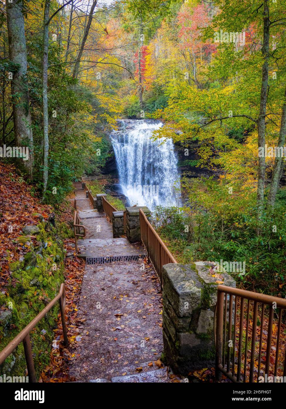 Dry Falls sur la rivière Cullasaja dans la forêt nationale de Nantahala le long de la montagne pittoresque en chemin près de Highlands North Carolina USA Banque D'Images