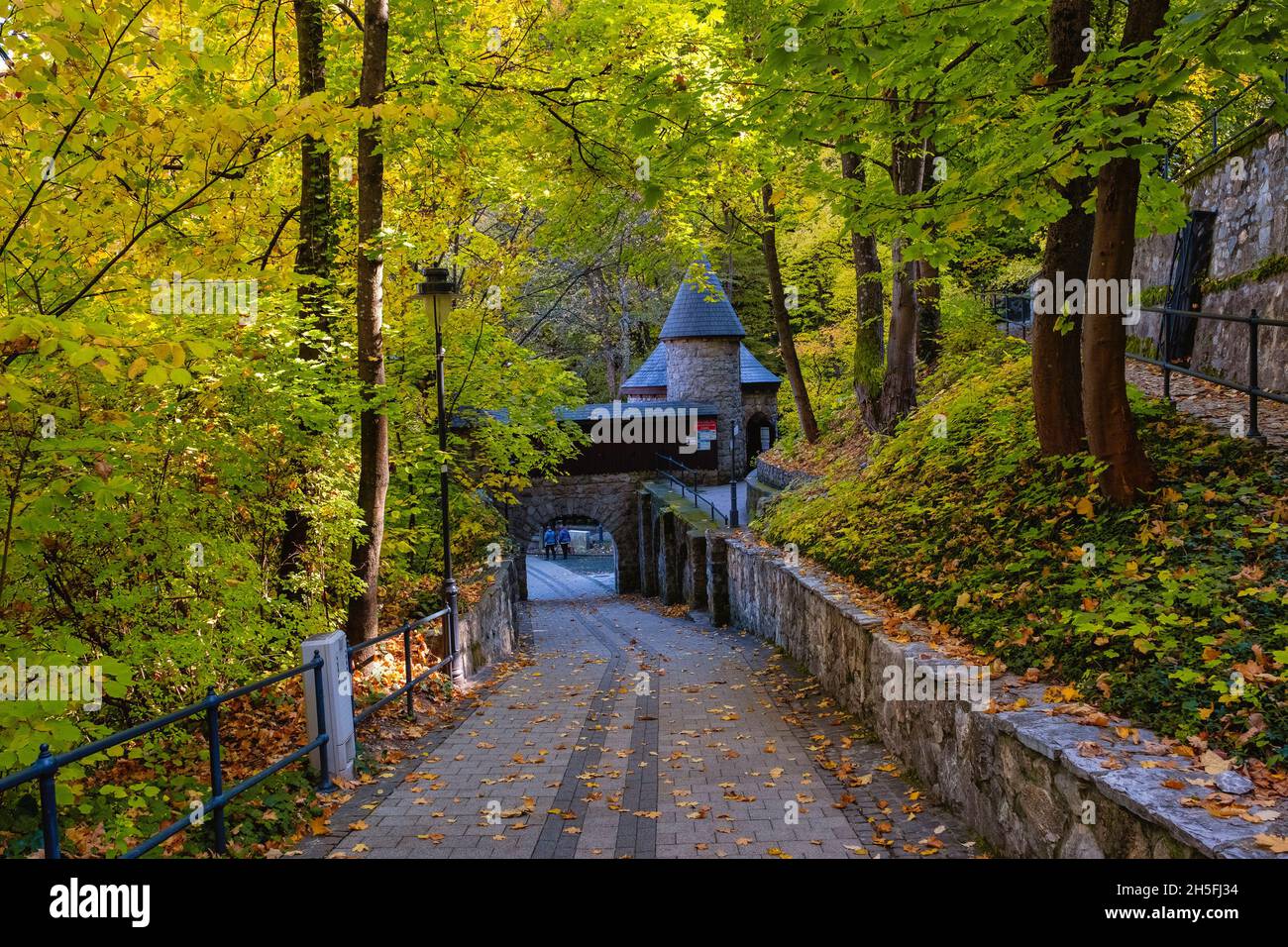 Promenade dans les jardins suspendus de Lillafüred en automne, Hongrie Banque D'Images