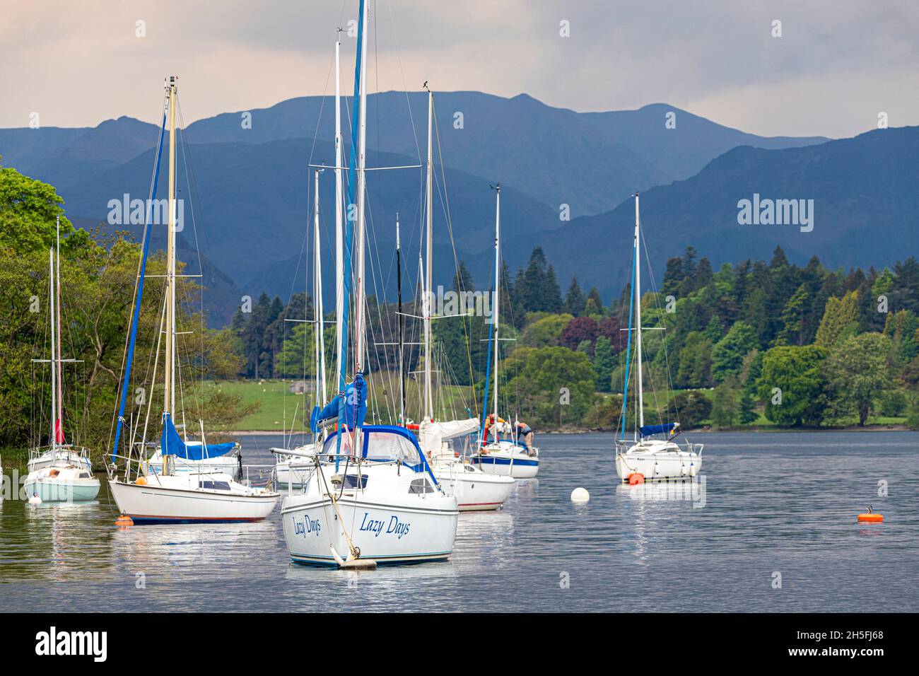 Yachts amarrés dans le quartier des lacs anglais à Ullswater, Cumbria, Royaume-Uni Banque D'Images