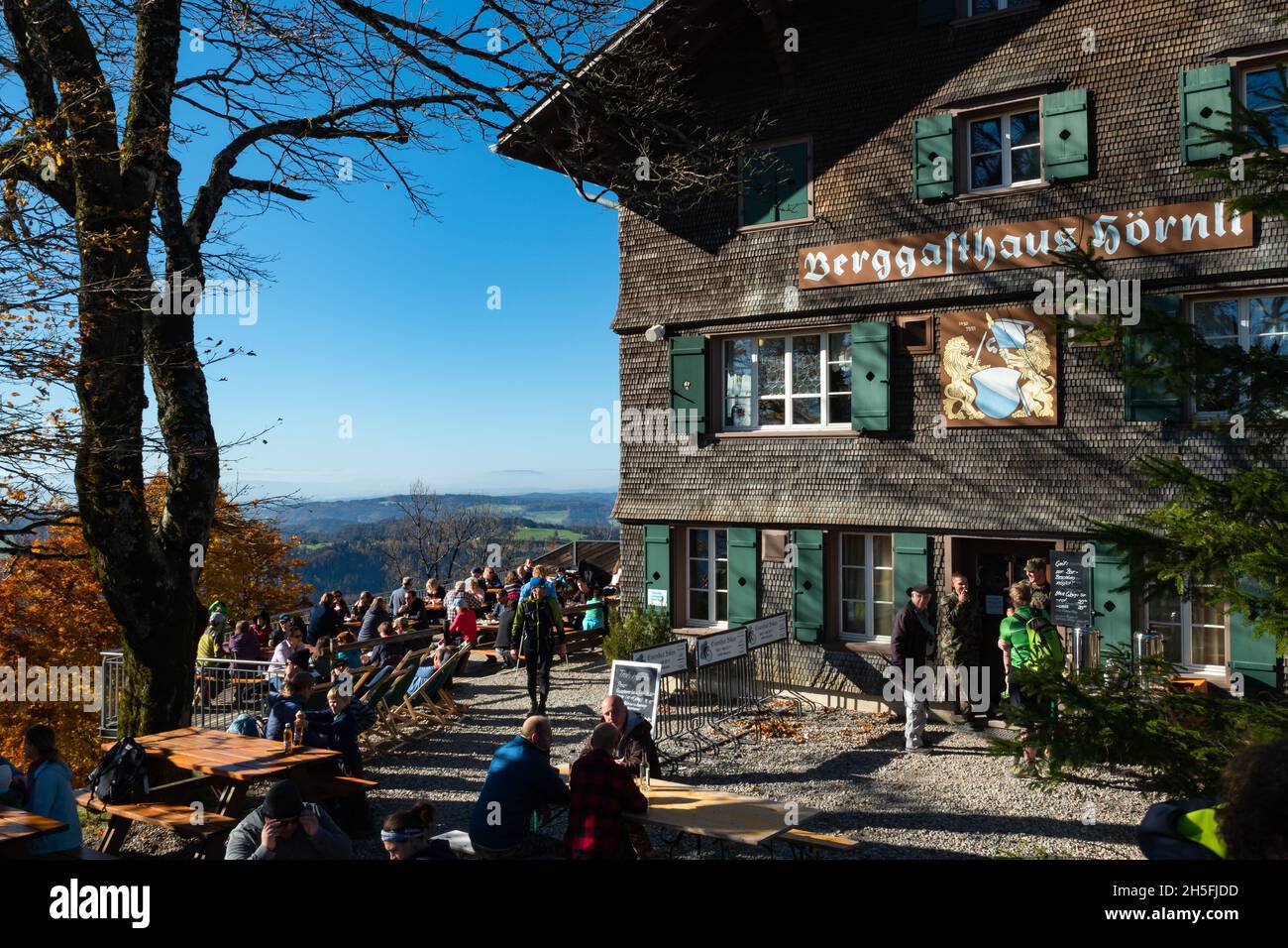 Cantone Zurich, Suisse - 24 octobre 2021 : magnifique restaurant au sommet de Hoernli, le jour d'automne ensoleillé Banque D'Images