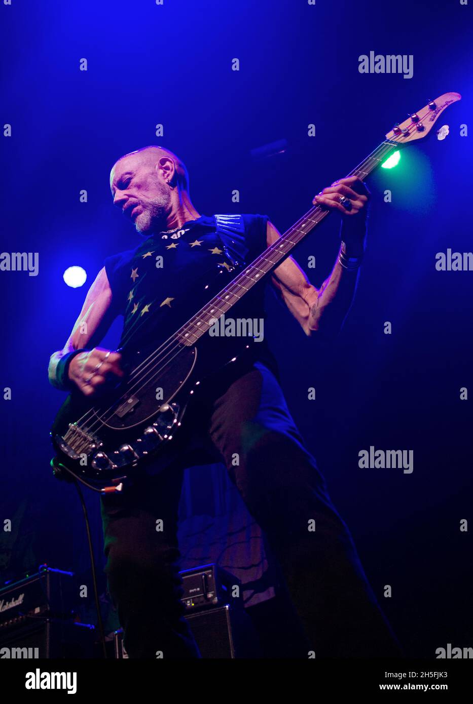 Groupe de punk rock irlandais du Nord Stiff Little Fingers au Broken Bones Festival à Helsinki, Finlande, 6.11.2021.Ali McMordie, bassiste des petits doigts rigides. Banque D'Images