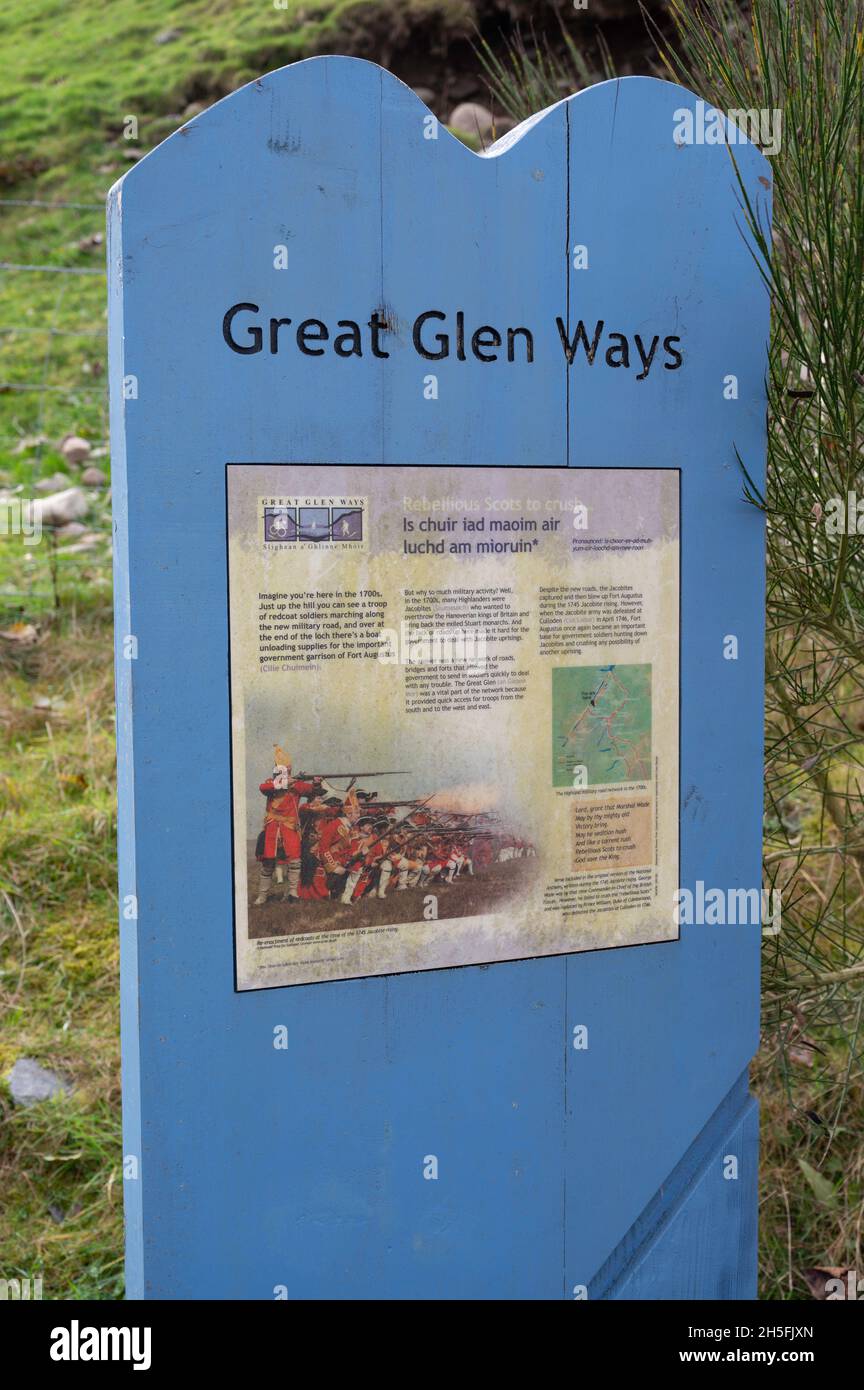 Blue Great Glen Ways affiche des informations sur l'histoire de la région.Isolé avec un arrière-plan d'herbe flou. Banque D'Images