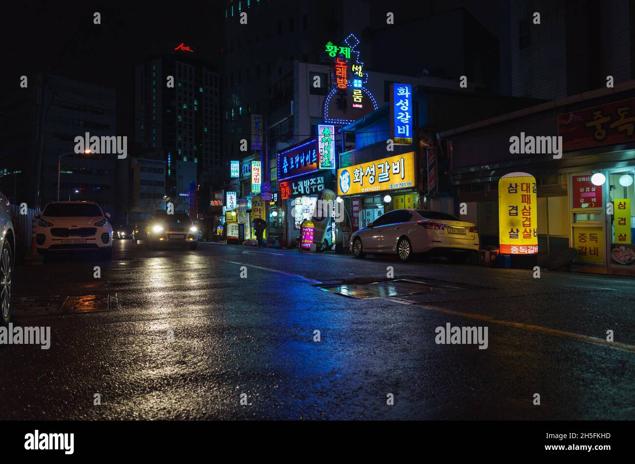 Busan, Corée du Sud - 19 mars 2018 : vue nocturne sur la rue avec éclairage publicitaire coloré, les gens marchent dans la rue dans le centre-ville Banque D'Images