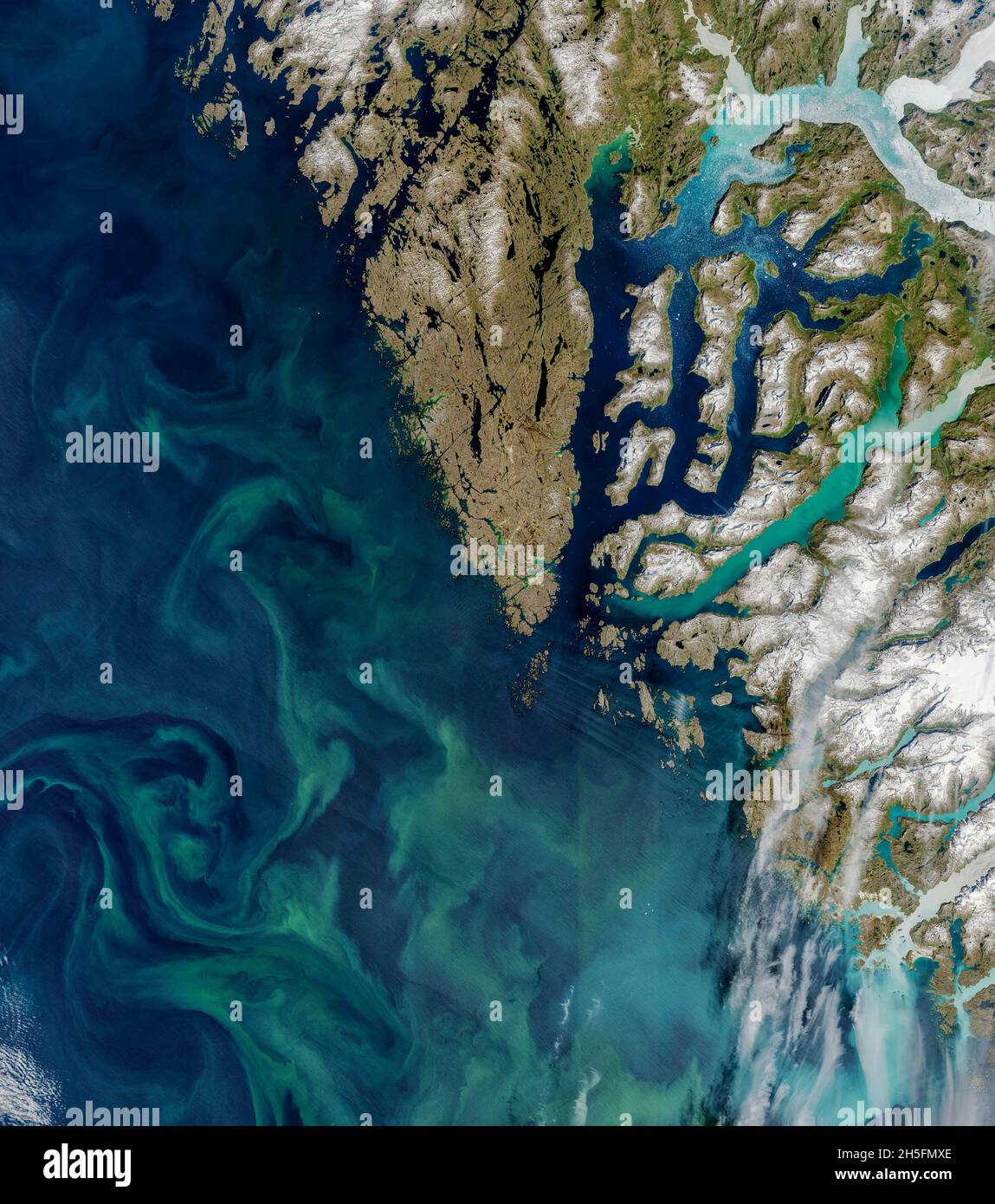 Fonte des glaciers le long de la côte sud-ouest du Groenland et prolifération du phytoplancton.Nuuk, Groenland, le fjord d'Ameralik et d'autres anses montrant également le Labra Banque D'Images
