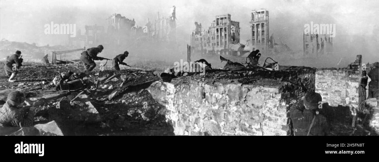 STALINGRAD, RUSSIE - 1-2 février 1943 - des soldats de l'Armée rouge lancent une attaque sur des positions allemandes à Stalingrad, en Russie, pendant la bataille de Stalingrad. Banque D'Images