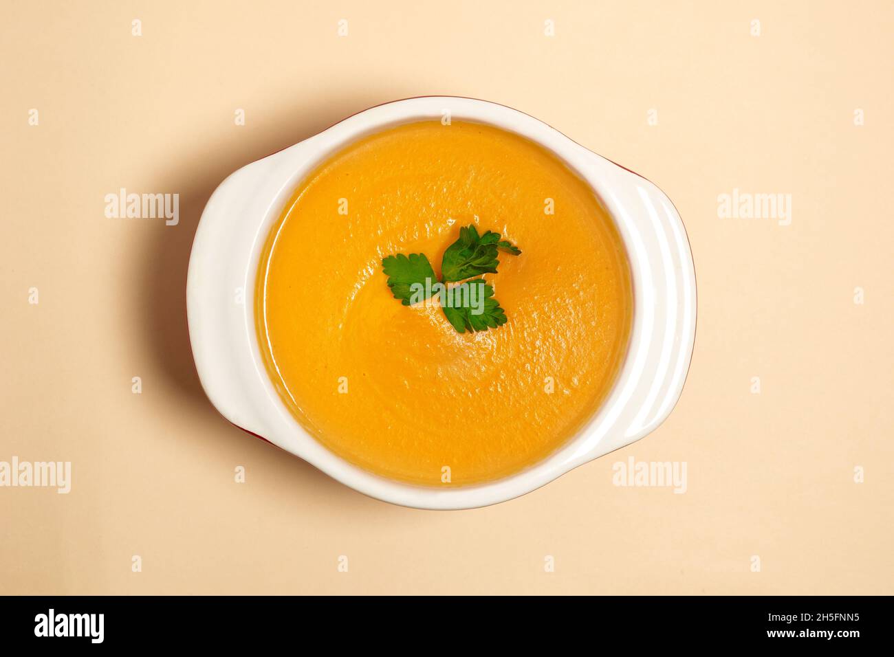 soupe de potiron prête à l'emploi dans une casserole vue du dessus.Plat d'ustensiles pour cuisiner sur fond beige. Concept de nourriture saine Banque D'Images