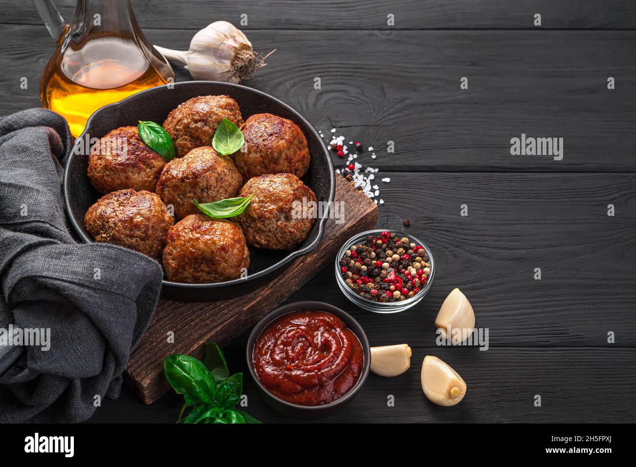 Boulettes de viande frites avec sauce et épices dans une poêle.Vue latérale, espace de copie. Banque D'Images