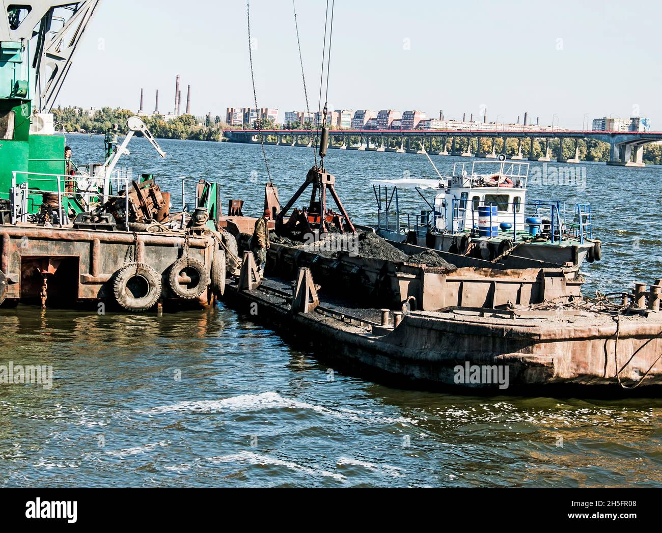 Nettoyage de l'île nouvellement formée des déchets industriels sur la rivière Dniepr par un dragueur.Problèmes environnementaux des rivières modernes.Concept d'écologie. Banque D'Images