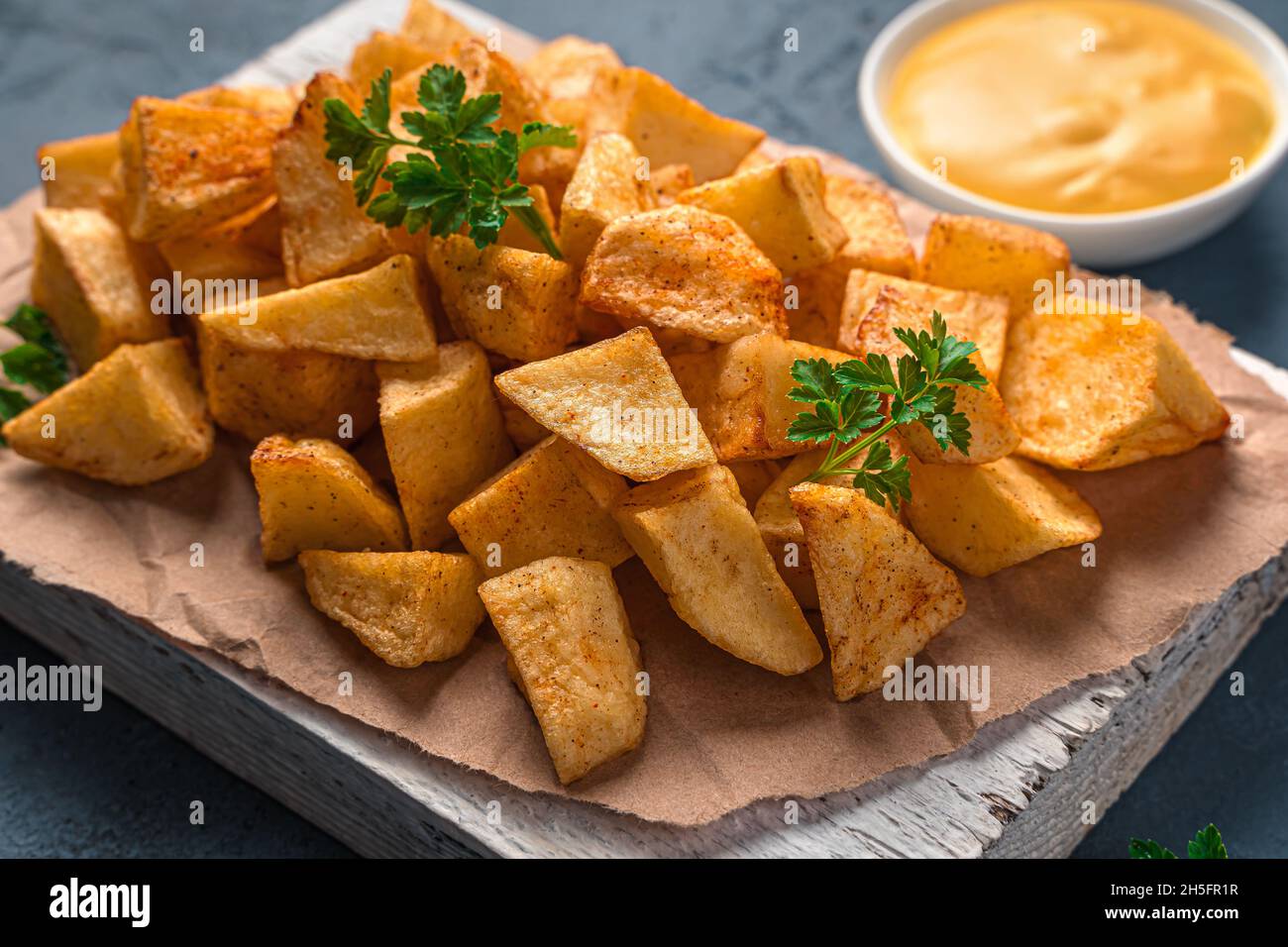 Patatas bravas gros plan, en-cas espagnol traditionnel, tapas.Pommes de terre frites aux épices. Banque D'Images