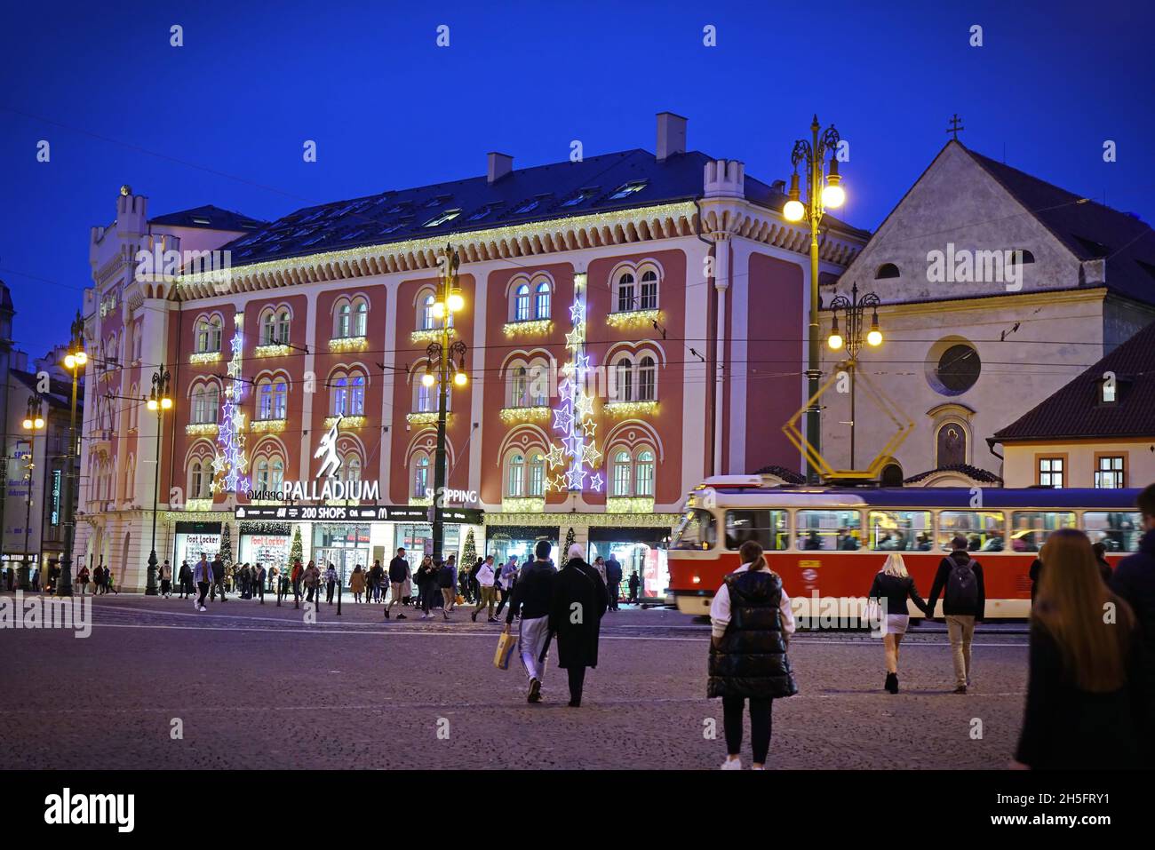 Vue extérieure du centre commercial Palladium.Ce centre commercial est l'un des plus grands de République tchèque.PRAGUE, RÉPUBLIQUE TCHÈQUE, OCTOBRE 2021 Banque D'Images
