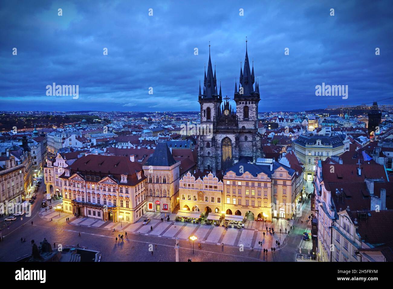 Église de notre-Dame avant Týn sur la place de la vieille ville.PRAGUE, RÉPUBLIQUE TCHÈQUE, OCTOBRE 2021 Banque D'Images