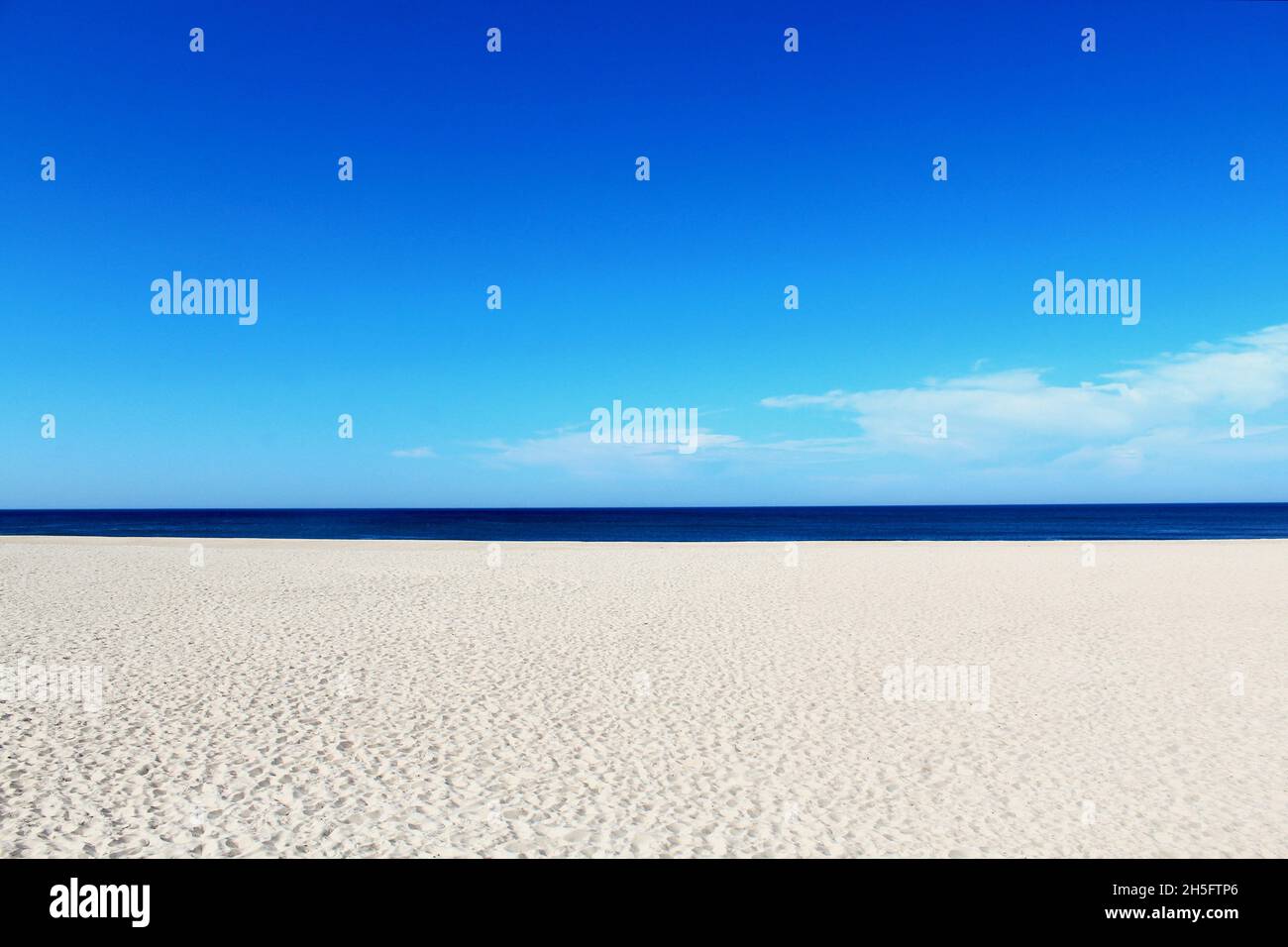 Grafische, Abstrakte Landschaft: Menschenleerer Sandstrand, Meer, Himmel.À Espinho, Portugal.Abstrakte Landschaftsfotografie. Banque D'Images