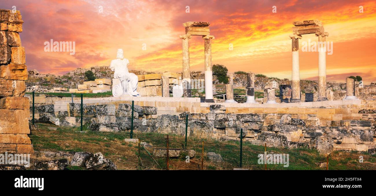 Ancienne ville de Hiérapolis avec la statue de Pluton à Pamukkale sous un ciel spectaculaire Banque D'Images
