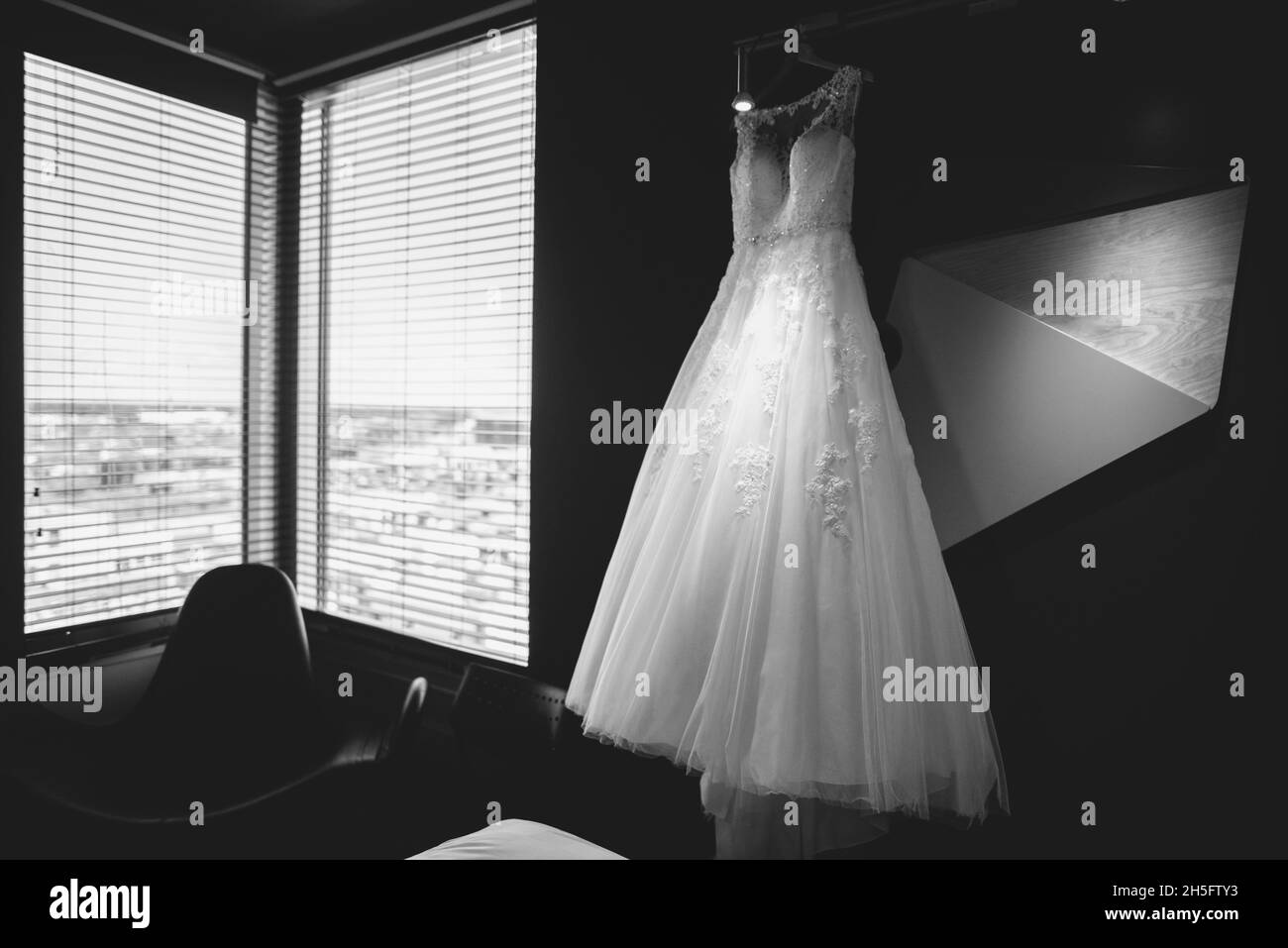 Photo en niveaux de gris de la robe d'une mariée brodée avec des strass et des perles Banque D'Images