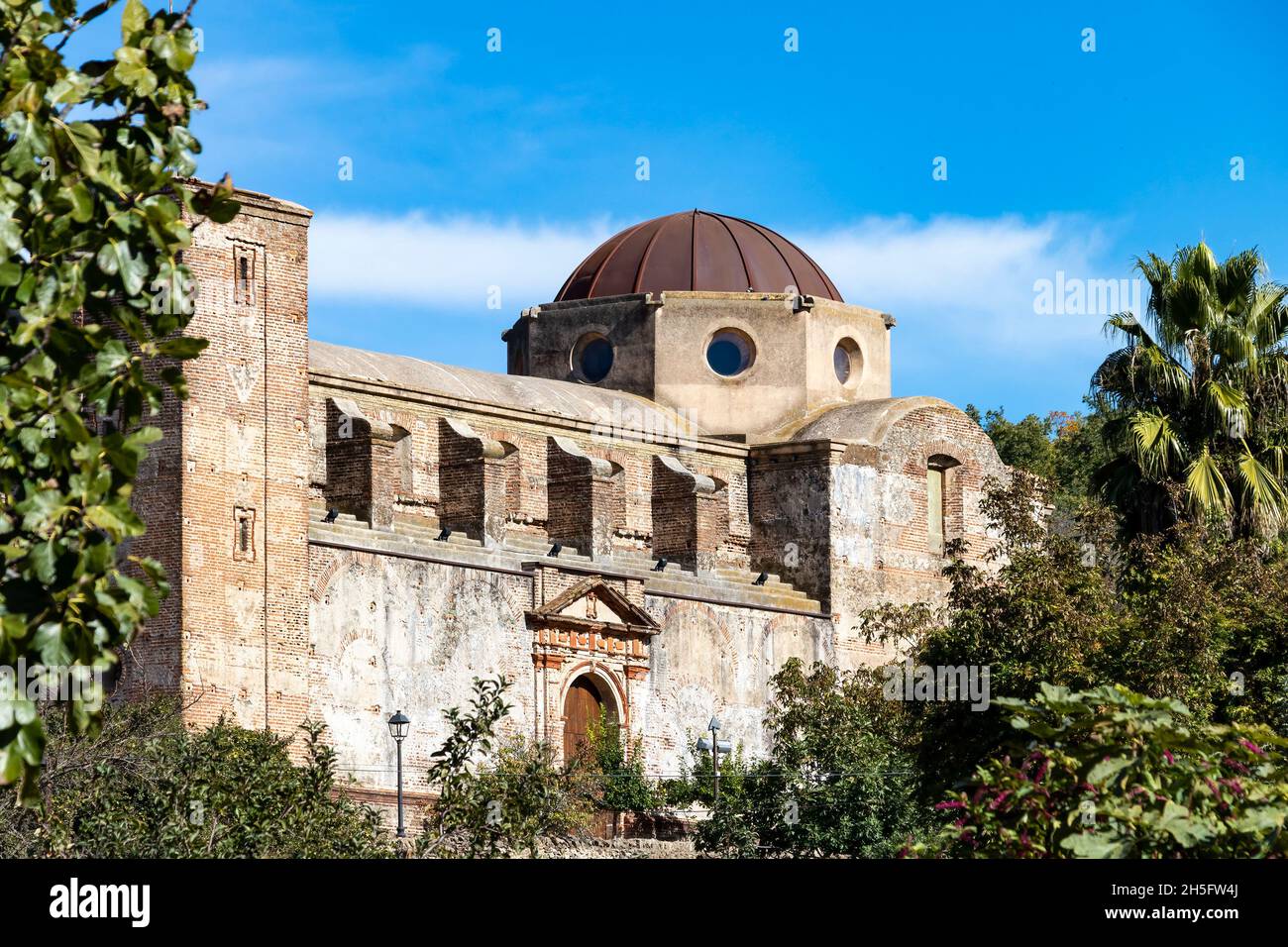L'église inachevée, de style néoclassique, également connue sous le nom de New or Cemetery dans la ville de Castaño del Robledo, Sierra de Aracena, dans les montagnes Huelva Banque D'Images L'église inachevée, de style néoclassique, également connue sous le nom de New or Cemetery dans la ville de Castaño del Robledo, Sierra de Aracena, dans les montagnes Huelva Banque D'Images