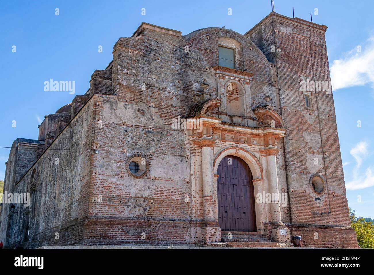 L'église inachevée, de style néoclassique, également connue sous le nom de New or Cemetery dans la ville de Castaño del Robledo, Sierra de Aracena, dans les montagnes Huelva Banque D'Images