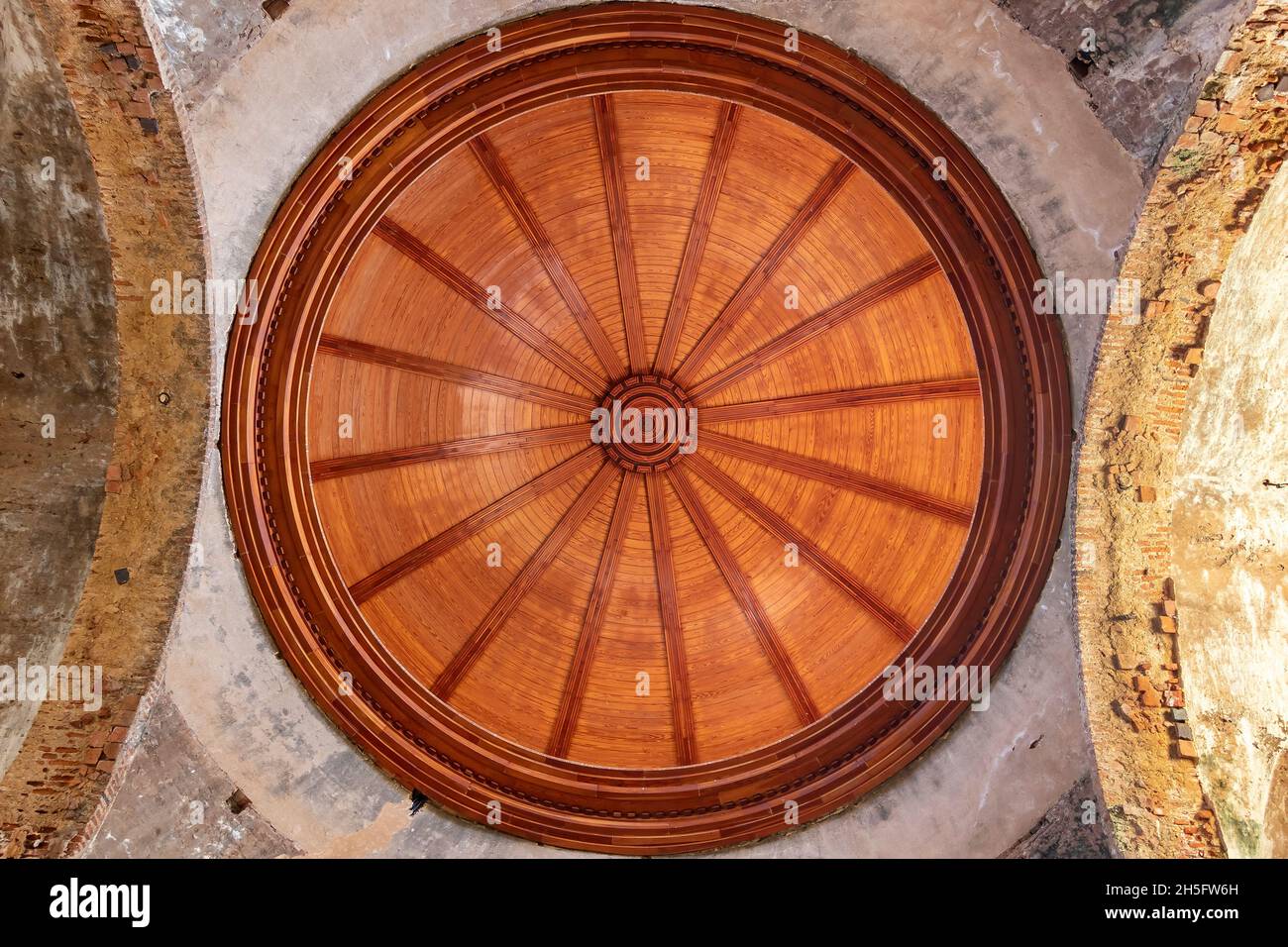 Huelva, Espagne - 5 novembre 2021 : dôme en bois de l'église non finie, de style néoclassique, également connu sous le nom de Nouveau ou cimetière dans la ville de Castaño del RO Banque D'Images Huelva, Espagne - 5 novembre 2021 : dôme en bois de l'église non finie, de style néoclassique, également connu sous le nom de Nouveau ou cimetière dans la ville de Castaño del RO Banque D'Images