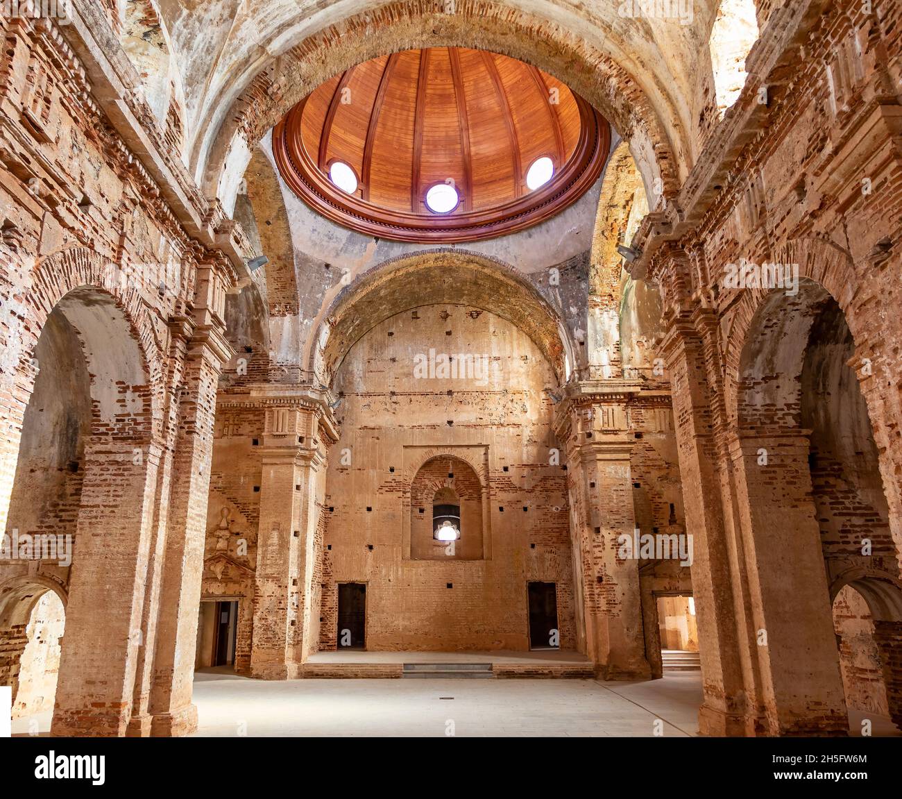 Huelva, Espagne - 5 novembre 2021 : l'église inachevée, de style néoclassique, également connue sous le nom de New or Cemetery dans la ville de Castaño del Robledo, SIAR Banque D'Images Huelva, Espagne - 5 novembre 2021 : l'église inachevée, de style néoclassique, également connue sous le nom de New or Cemetery dans la ville de Castaño del Robledo, SIAR Banque D'Images