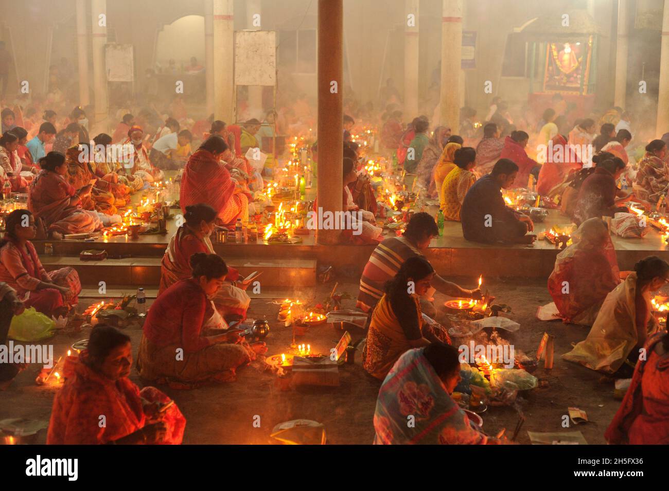 Sylhet, Bangladesh.9 novembre 2021.Les fidèles hindous jeûnent et prient sincèrement aux dieux pour leurs faveurs pendant le rituel traditionnel appelé Kartik Brati au temple Lokonath de Mirzajangle.Lokenath Brahmachari, qui s'appelle Baba Lokenath, était un saint hindou du XVIIIe siècle et philosophe au Bengale. Banque D'Images